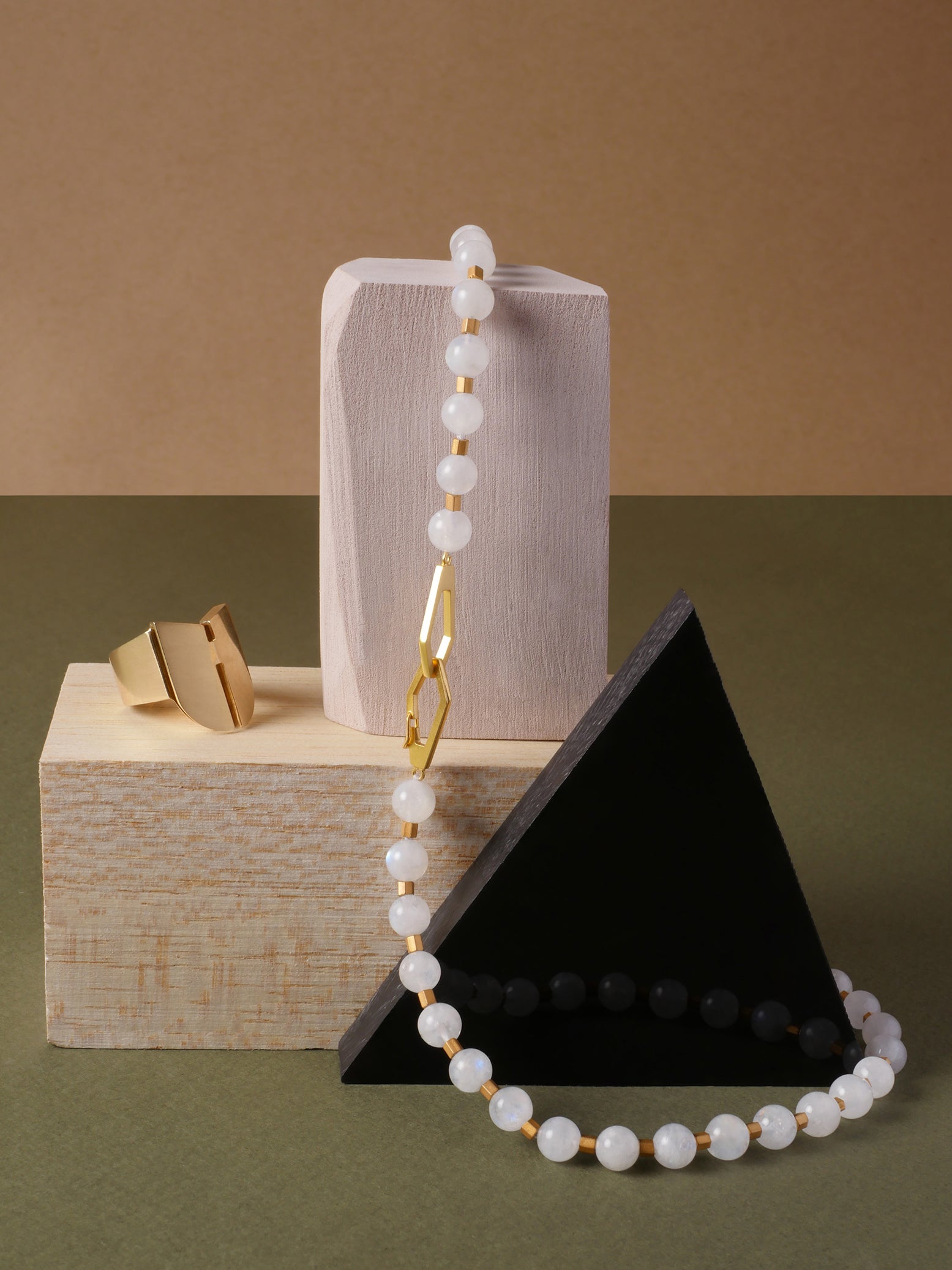 Vista ambientada del anillo ranura en oro 18k. Joyería de autor, hecho en Colombia por Mariana Shuk.