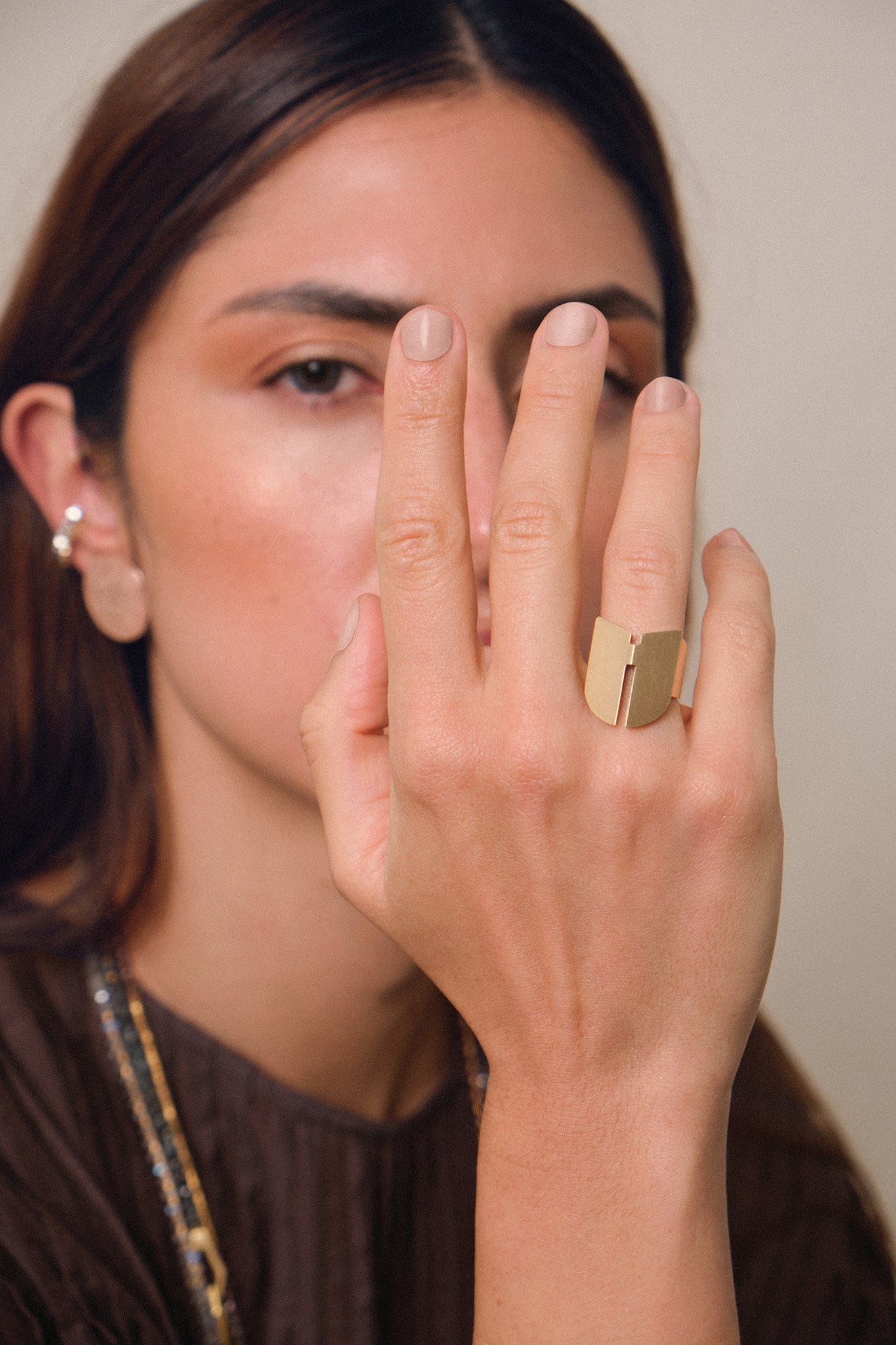 Vista con modelo del anillo ranura en oro 18k. Joyería de autor, hecho en Colombia por Mariana Shuk.