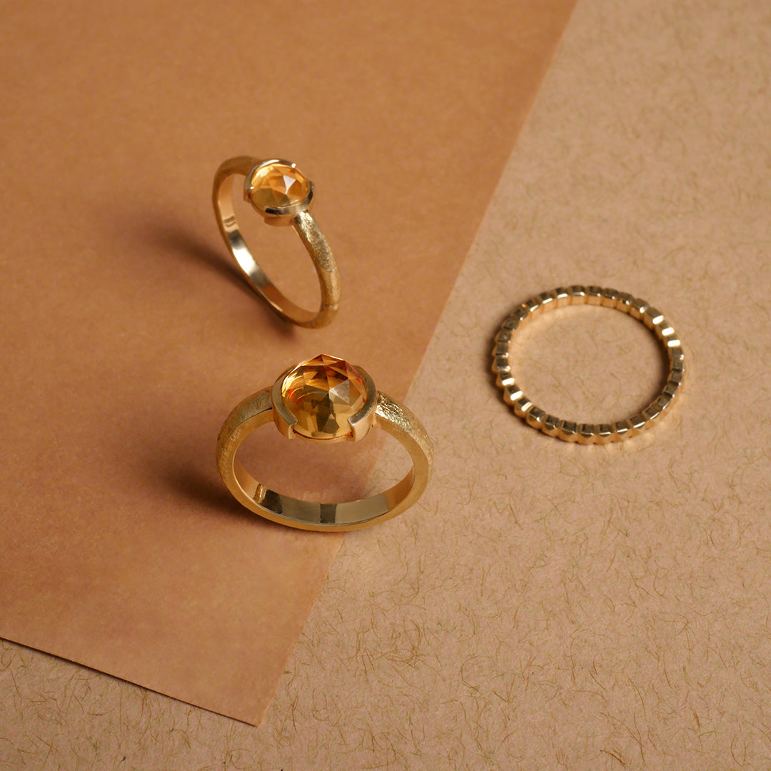 Anillo texturado en oro amarillo 18k con citrino talla rosa vista con tres variaciones y ambientadas, joyería de autor, hecho en Colombia por Mariana Shuk