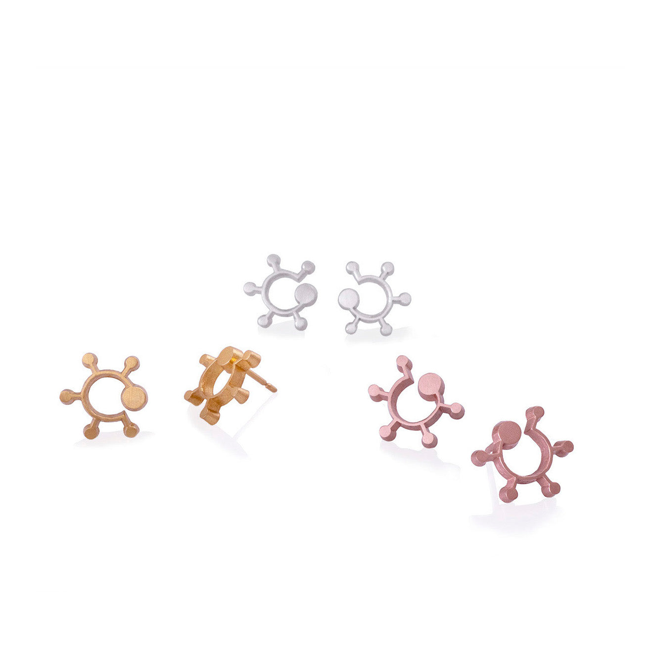 Aretes espiral curvas y puntos en plata 925, con enchape de oro amarillo y oro rodao, foto con vista frontal. Joyería artesanal inspirada en la naturaleza, hecho en Colombia por Mariana Shuk.