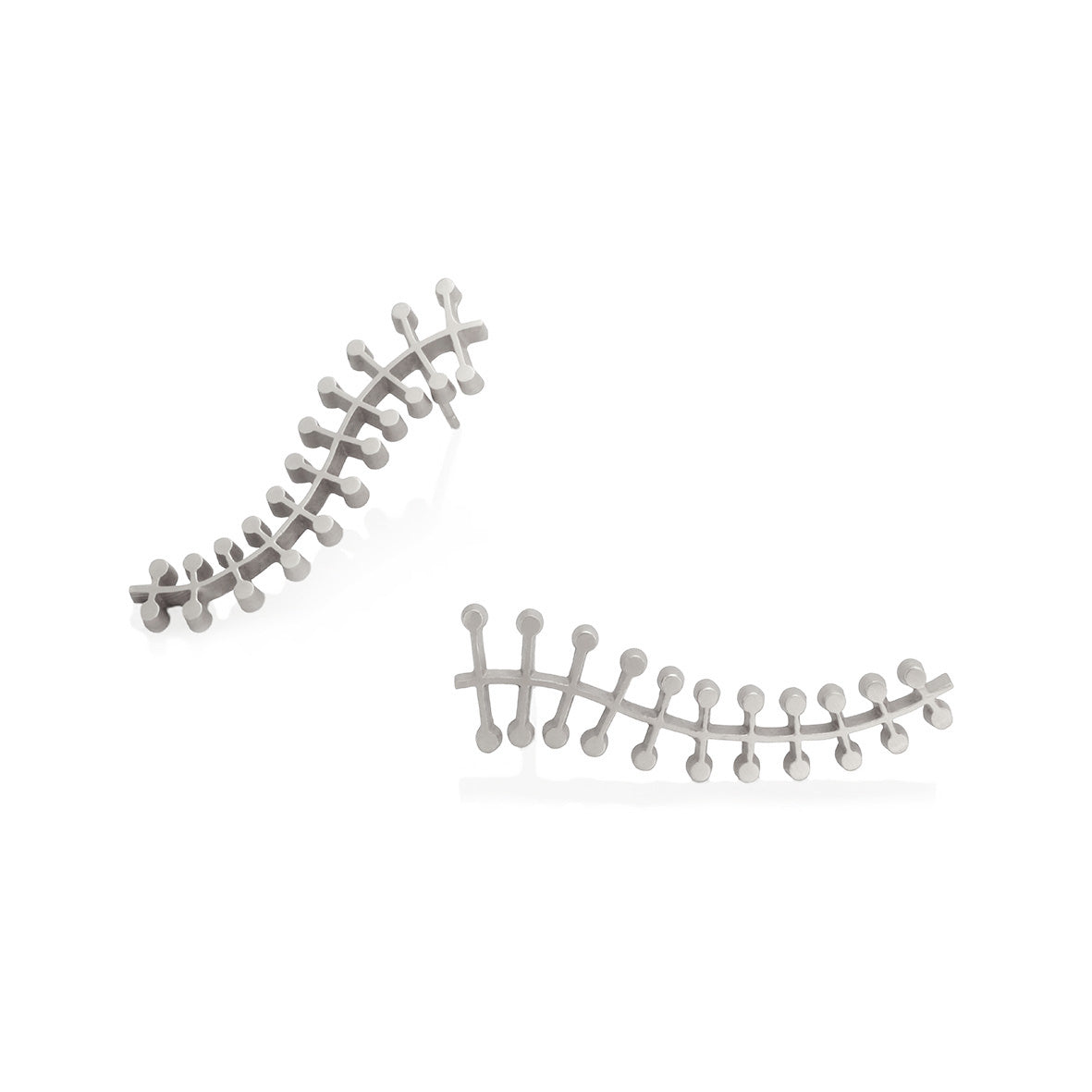 Aretes líneas y puntos curva largo en plata 925, foto con vista frontal. Joyería artesanal inspirada en la naturaleza, hecho en Colombia por Mariana Shuk.