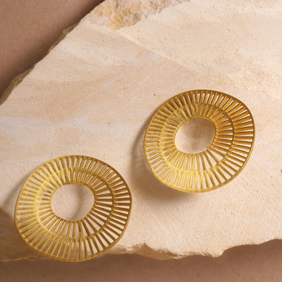 Aretes módulo orgánico en plata con enchape de oro, vista ambientada. Joyería de autor, hecho en Colombia por Mariana Shuk.