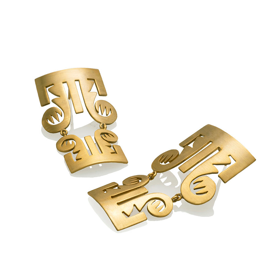 Aretes trompas precolombino en plata con enchape en oro amarillo, foto con vista superior. Joyería artesanal contemporánea con símbolos ancestrales. Diseños exclusivos, hecho en Colombia por Mariana Shuk.