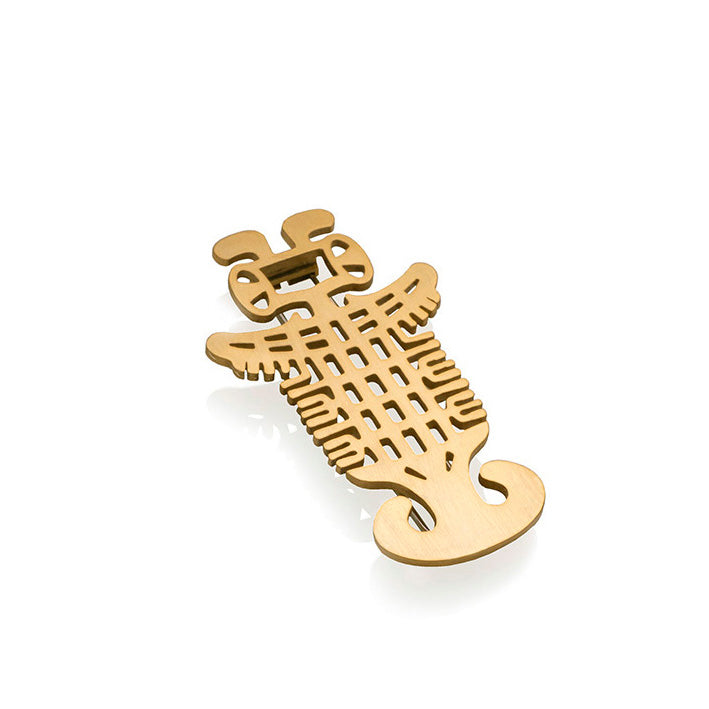 Broche hombre-langosta en plata, foto con vista frontal. Joyería artesanal inspirada en arte precolombino. Diseños exclusivos, hecho en Colombia por Mariana Shuk.