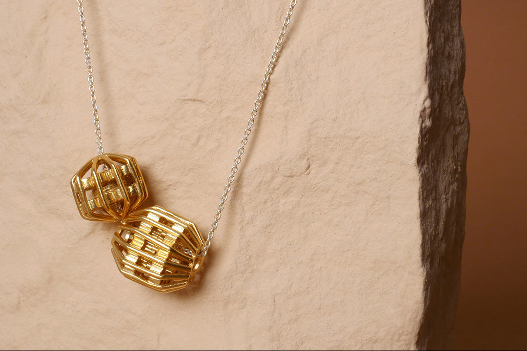 Cadena Dos Globos en plata, foto ambientada. Joyería de autor, hecho en Colombia por Mariana Shuk.