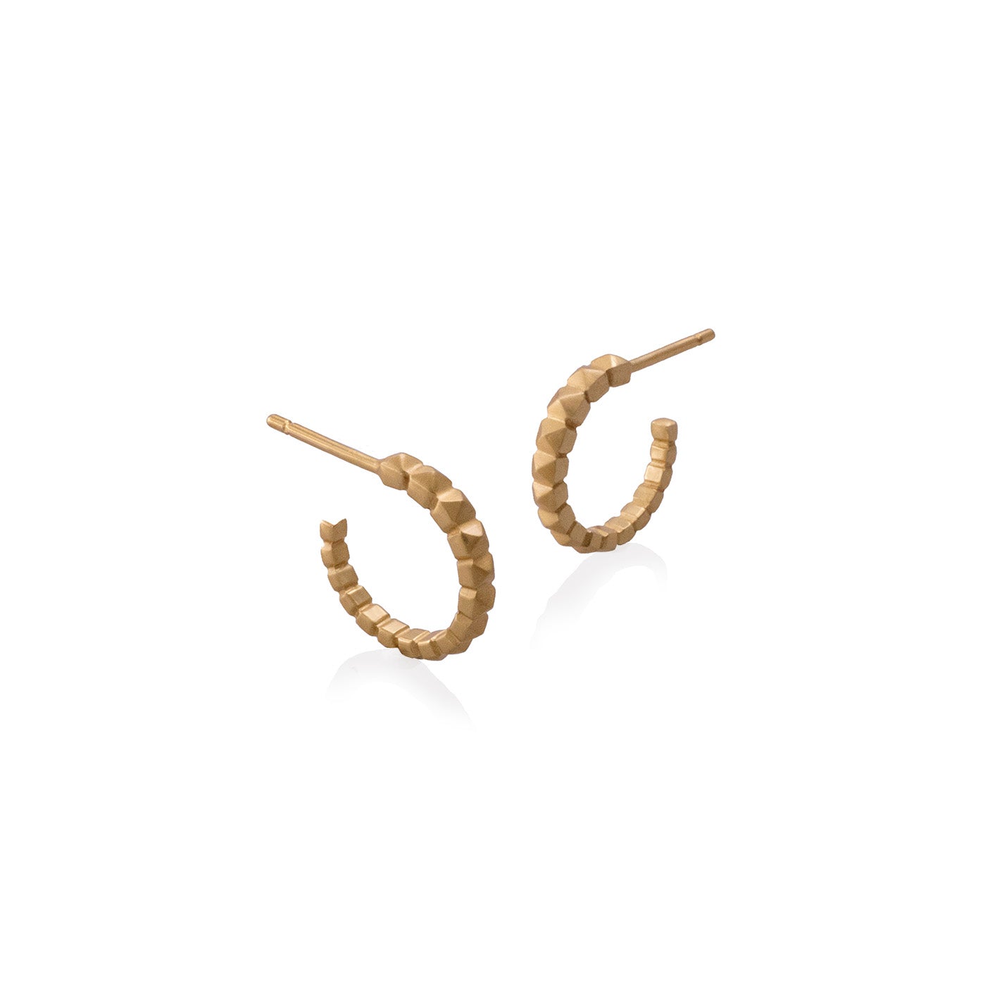 Candongas taches 15mm en plata con enchape en oro amarillo, vista frontal. Joyería de autor, hecho en Colombia por Mariana Shuk.