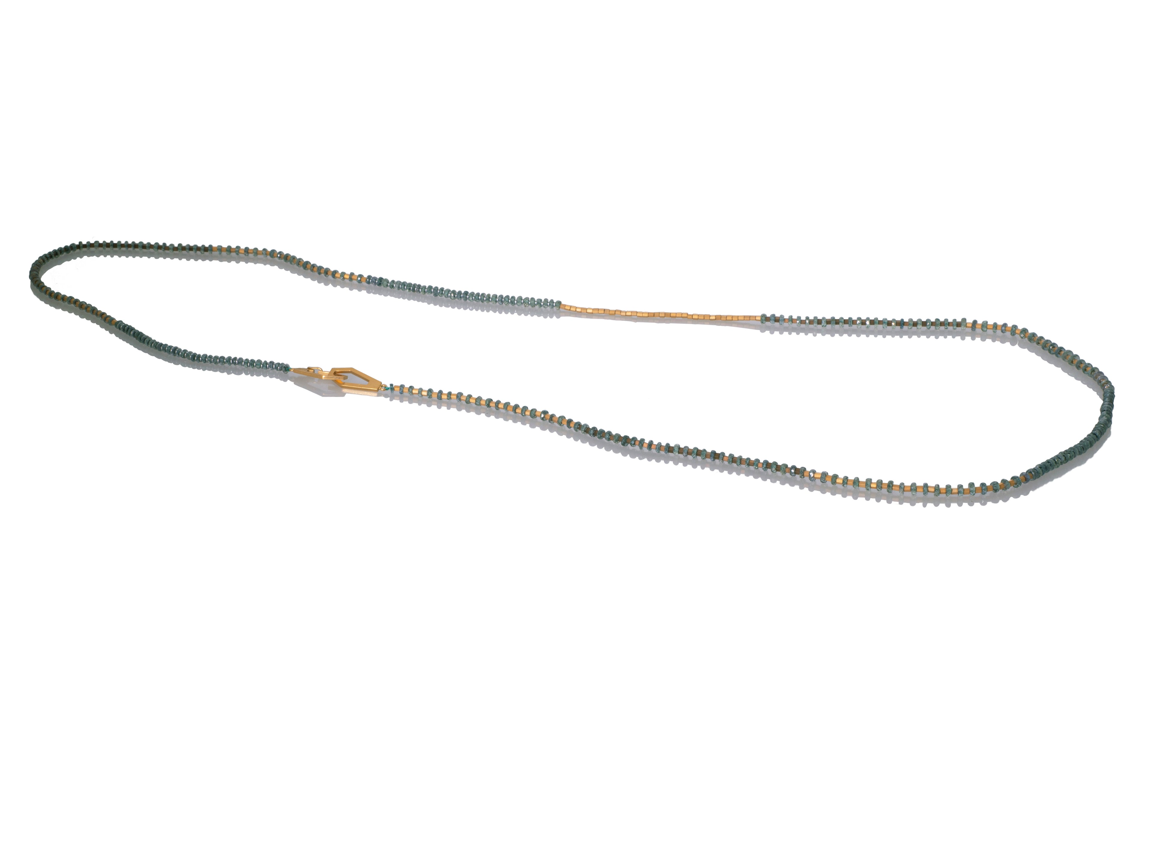 Collar secuencia zafiro verde en vermeil, foto con vista frontal. Joyería artesanal inspirada en equilibrio y serenidad. Diseños exclusivos, hecho en Colombia por Mariana Shuk.
