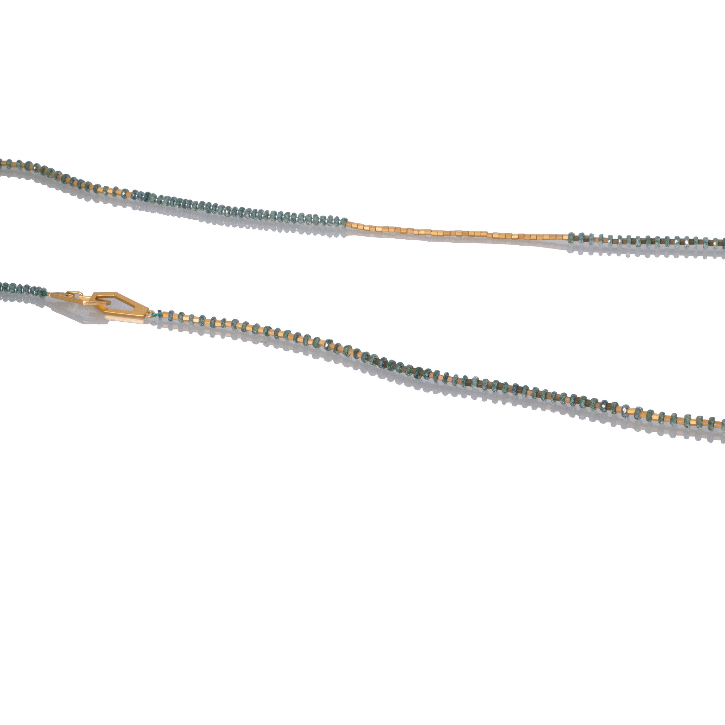 Collar secuencia zafiro verde en vermeil, foto con vista zoom. Joyería artesanal inspirada en equilibrio y serenidad. Diseños exclusivos, hecho en Colombia por Mariana Shuk.