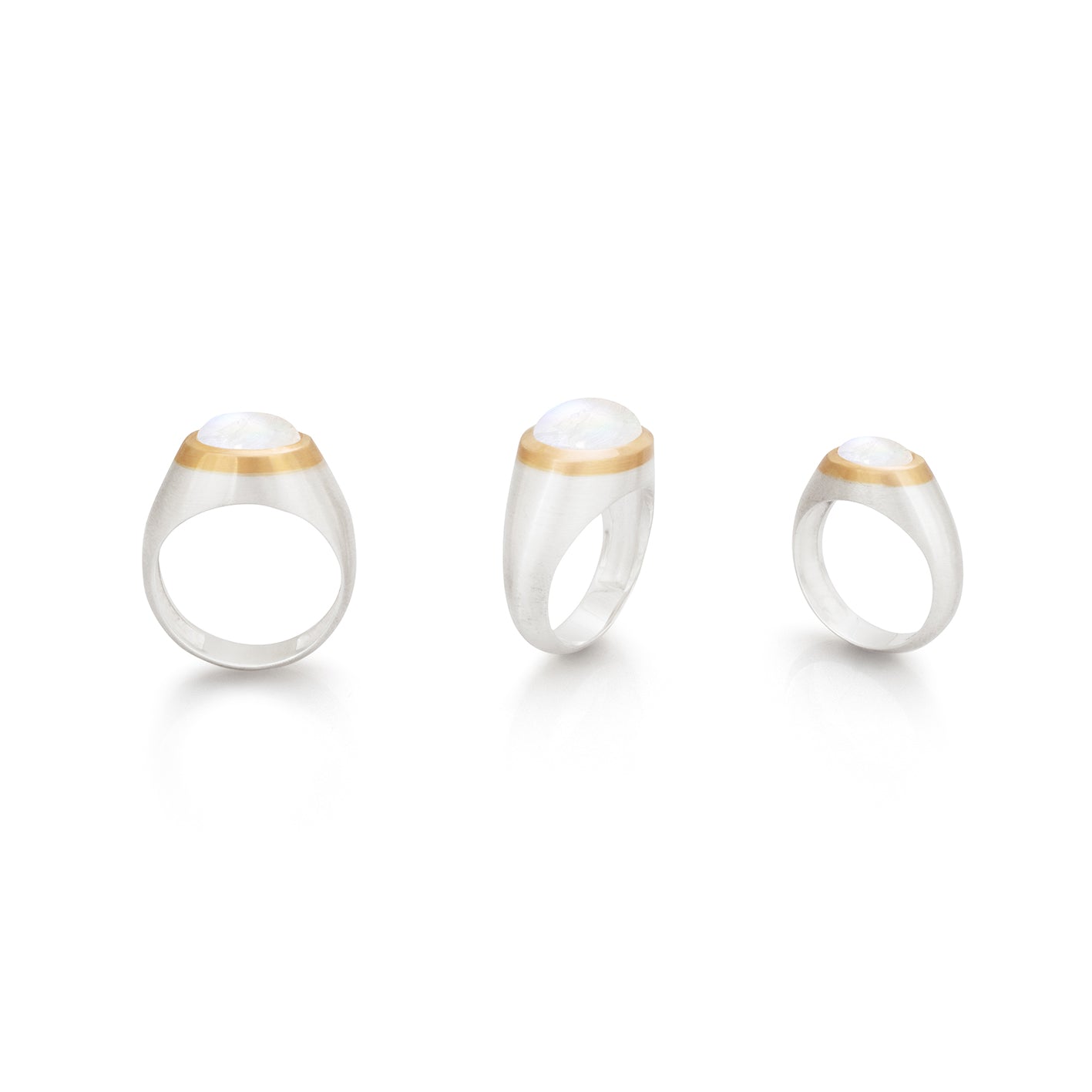 Tres tamaños de anillos piedra luna óvalo borde oro, foto con vista frontal. Joyería hecha a mano en plata y oro con piedra luna rainbow. Diseños exclusivos, hecho en Colombia por Mariana Shuk.