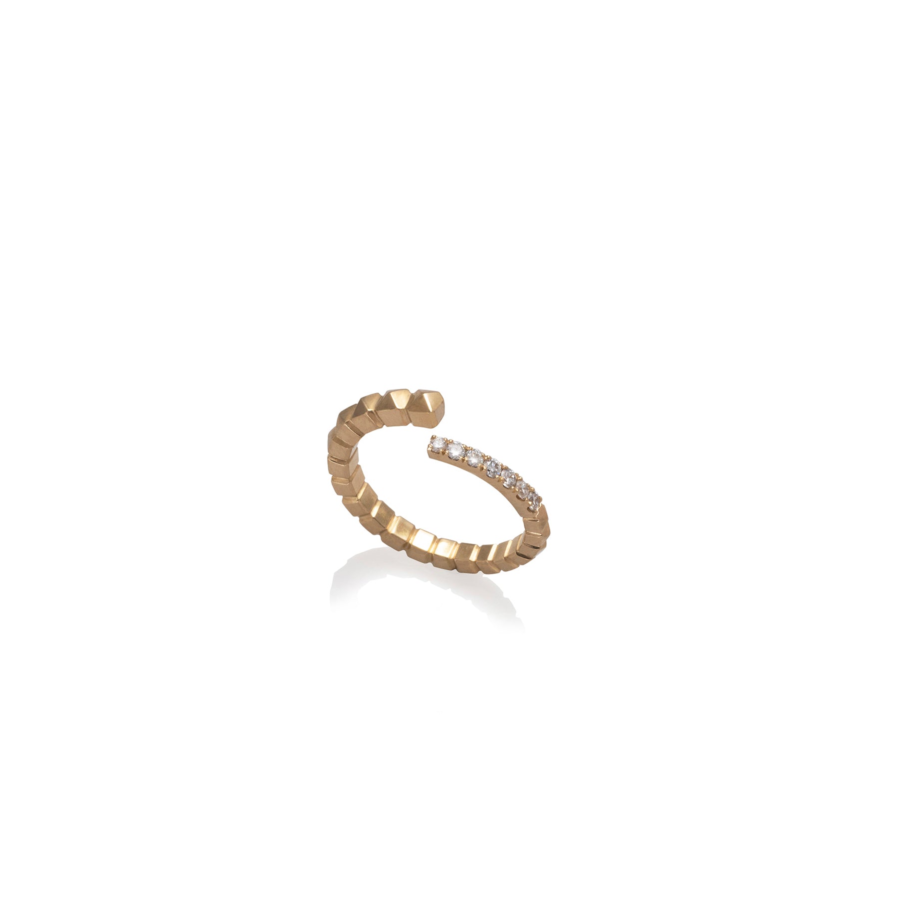 Anillo caracol taches en oro amarillo de 18k con 6 diamantes redondos, vista frontal, alta joyería hecha a mano en Colombia.