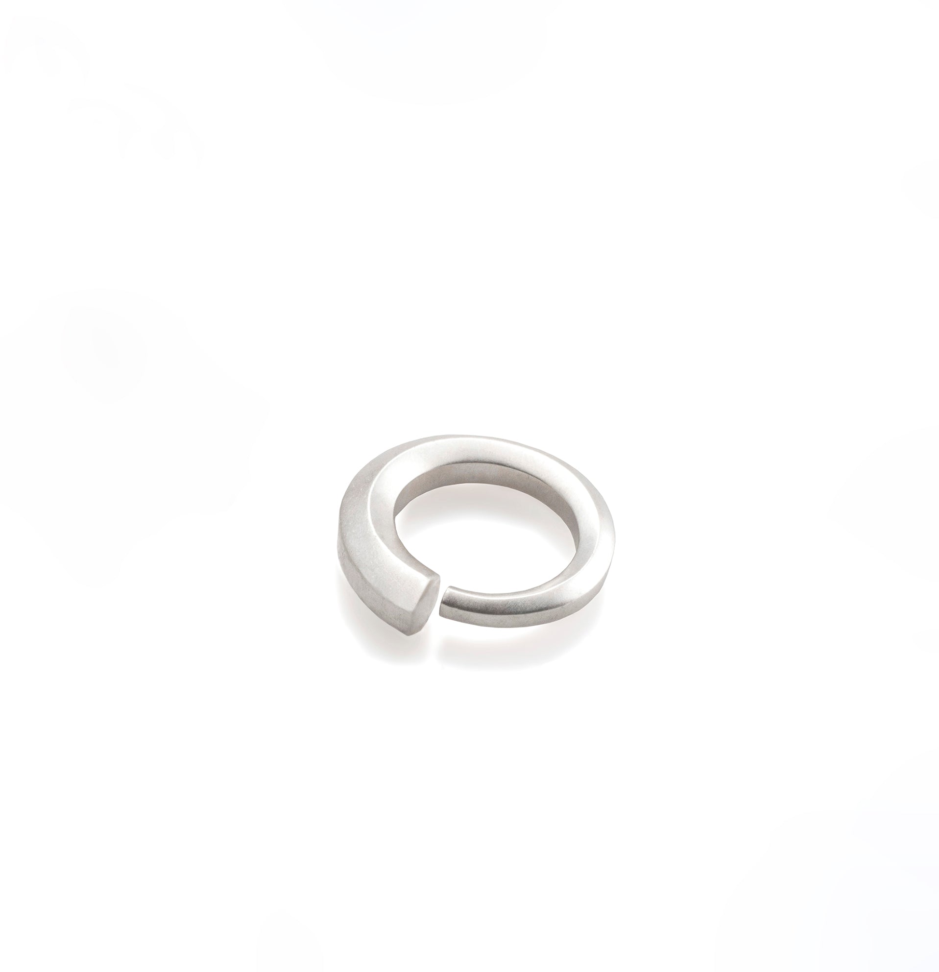 Anillo Caracol en plata, foto con vista frontal. Joyería artesanal inspirada en la naturaleza. Diseños exclusivos, hecho en Colombia por Mariana Shuk.