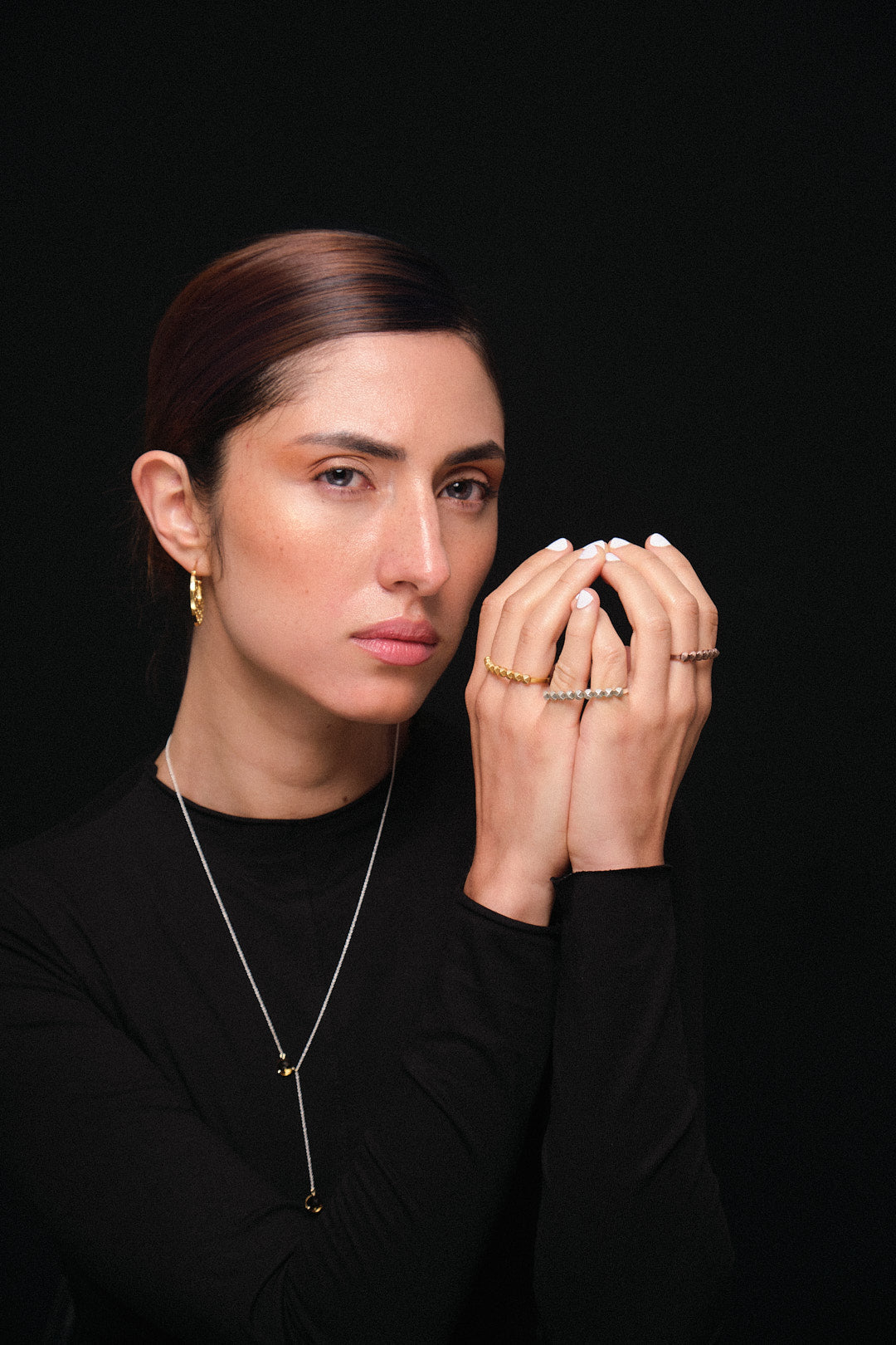 Anillo Doble Falange Taches, Collar dos piedras y Candongas ochos, foto con modelo. Joyería de autor, hecho en Colombia por Mariana Shuk.