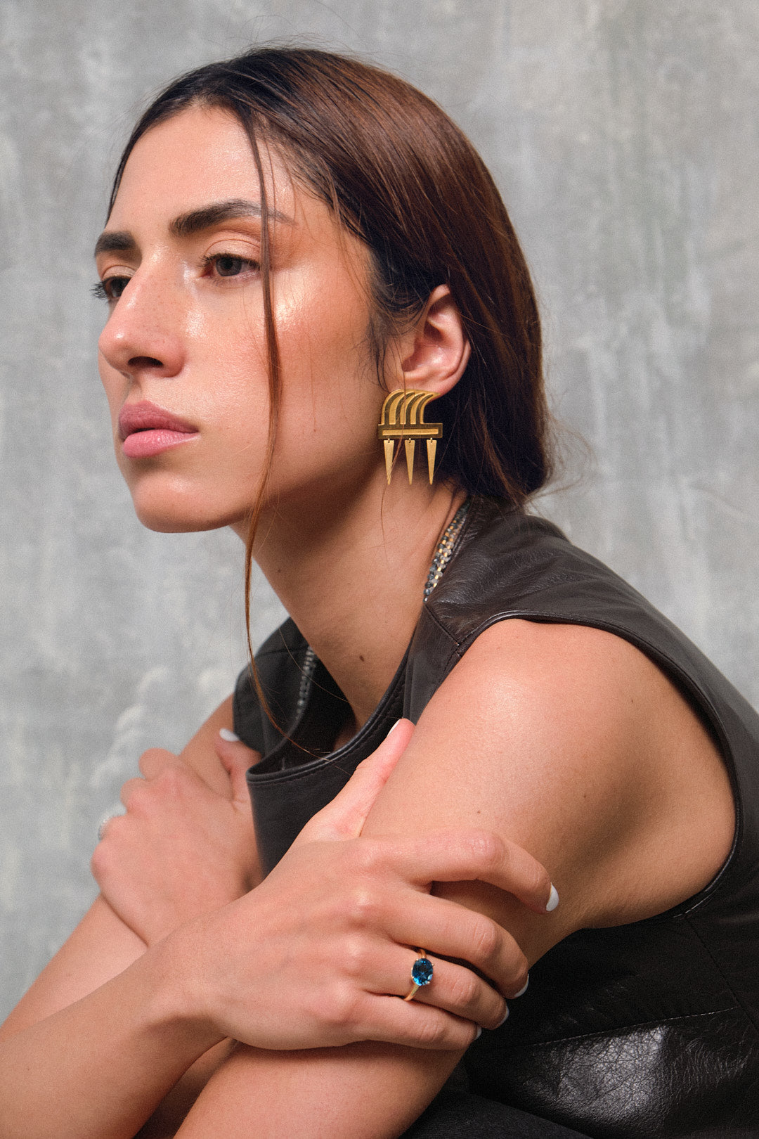 Anillo de oro amarillo 18k con topacio London óvalo vista con modelo lateral, joyería de autor, hecho en Colombia por Mariana Shuk