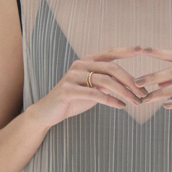 Anillo serpiente taches en oro amarillo 18k, vista con modelo, alta joyería de autor hecha a mano en Colombia.