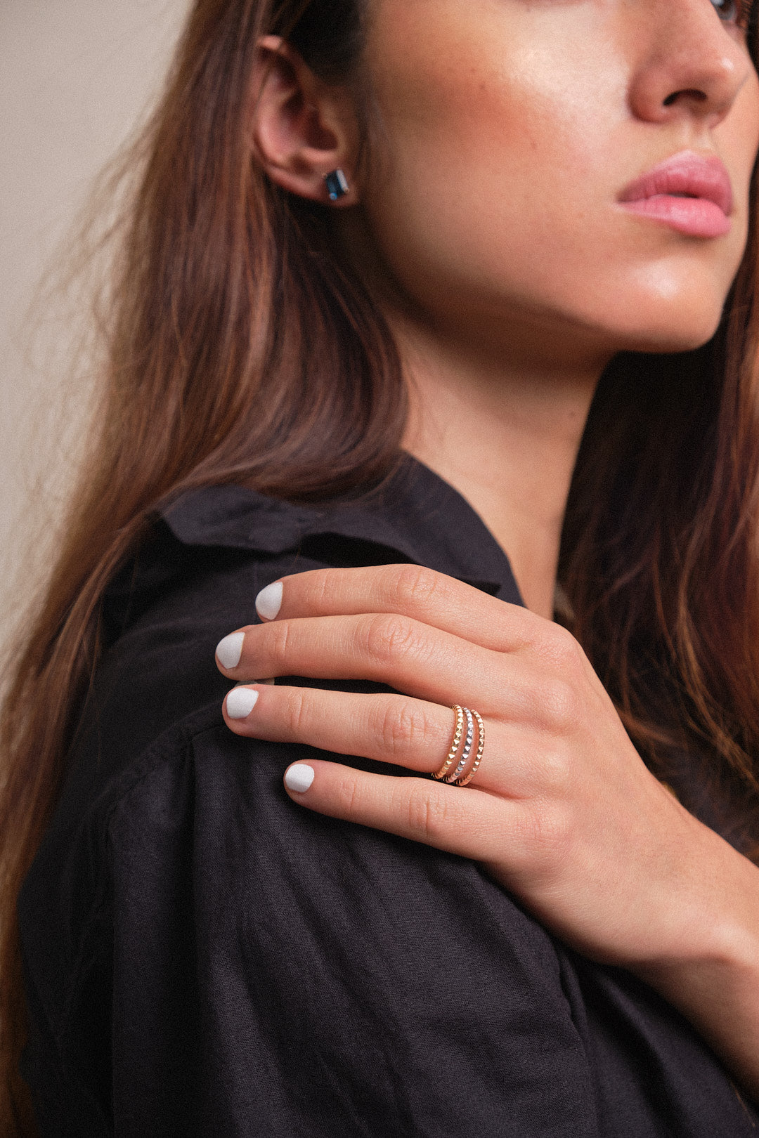 Anillo taches liviano en oro 18k amarillo, blanco o rosado, vista modelo, alta joyería hecha a mano en Colombia.