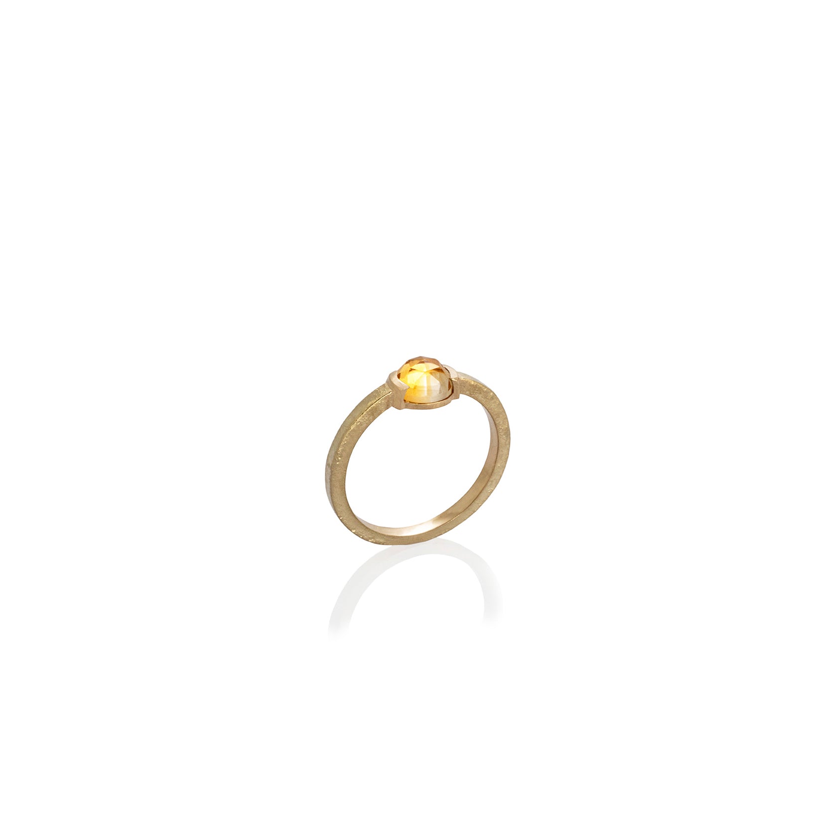 Anillo texturado en oro amarillo 18k con citrino talla rosa vista superior, joyería de autor, hecho en Colombia por Mariana Shuk.