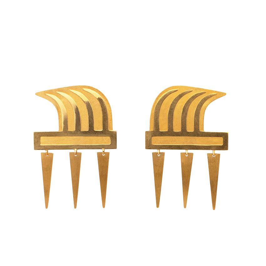 Aretes cangrejo precolombino en plata con enchape en oro, foto con vista frontal. Joyería artesanal inspirada en arte precolombino. Diseños exclusivos, hecho en Colombia por Mariana Shuk.