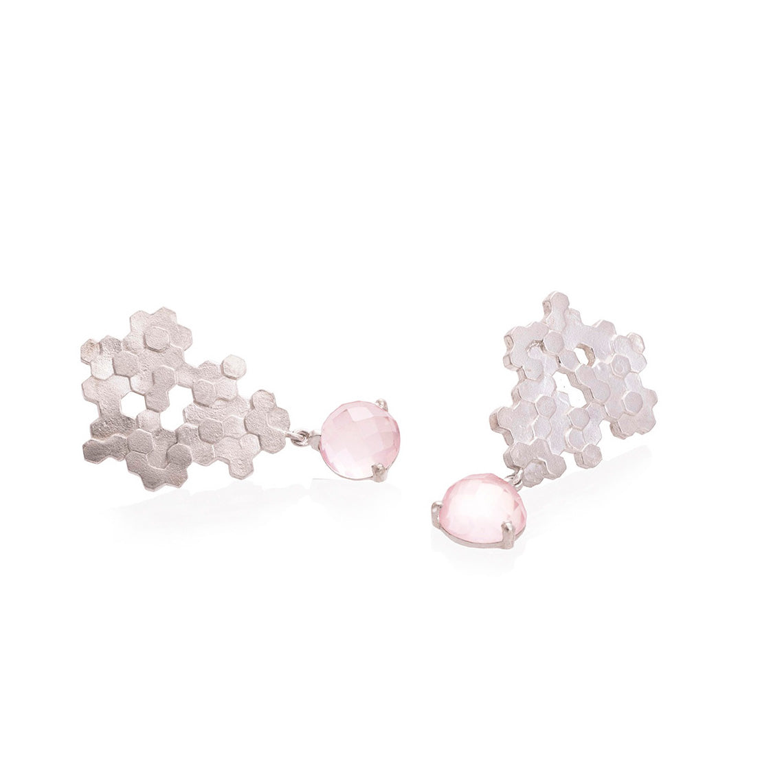 Aretes colmena en plata 925 con cuarzo rosado redondo talla rosa de 6mm, vista frontal zoom. Joyería de autor, hecho en Colombia por Mariana Shuk.