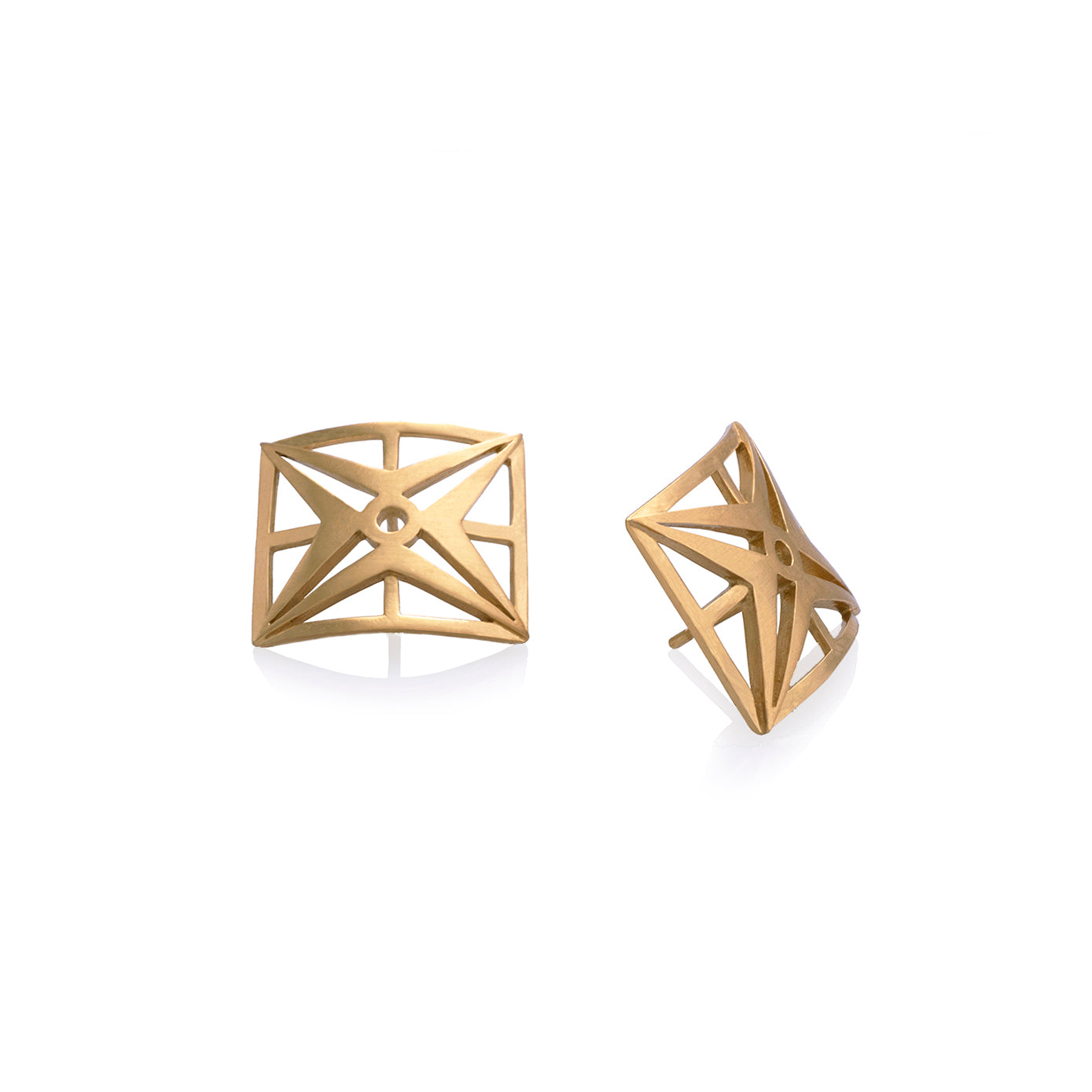 Aretes cuadrado con estrella en plata con enchape en oro, foto con vista frontal. Joyería artesanal inspirada en geometría precolombina. Diseños exclusivos, hecho en Colombia por Mariana Shuk.