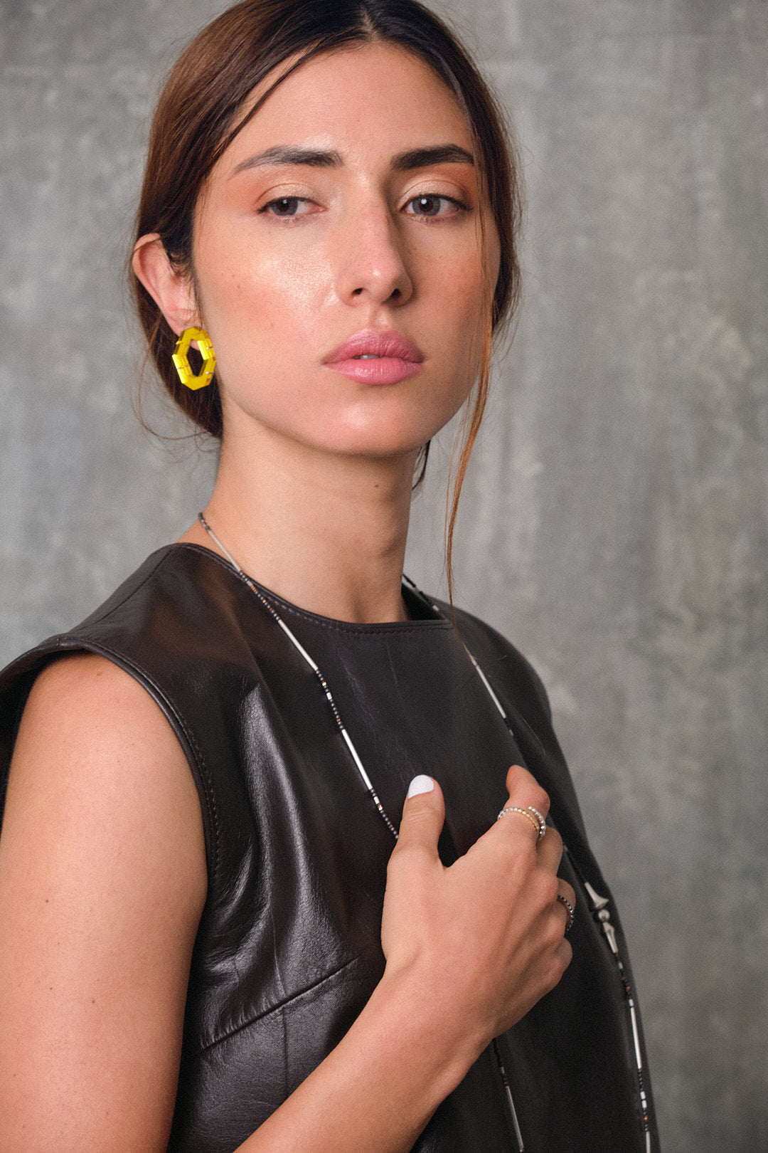 Aretes Hex amarillo y collar Noguchi hematita y miyuki en plata, foto con modelo. Joyería hecha a mano con inspiración escultórica. Diseños exclusivos, hecho en Colombia por Mariana Shuk.