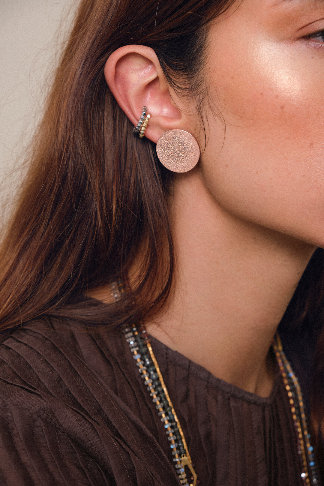 Aretes en plata 925 luna y sol, vista con modelo. Joyería de autor, hecho en Colombia por Mariana Shuk.