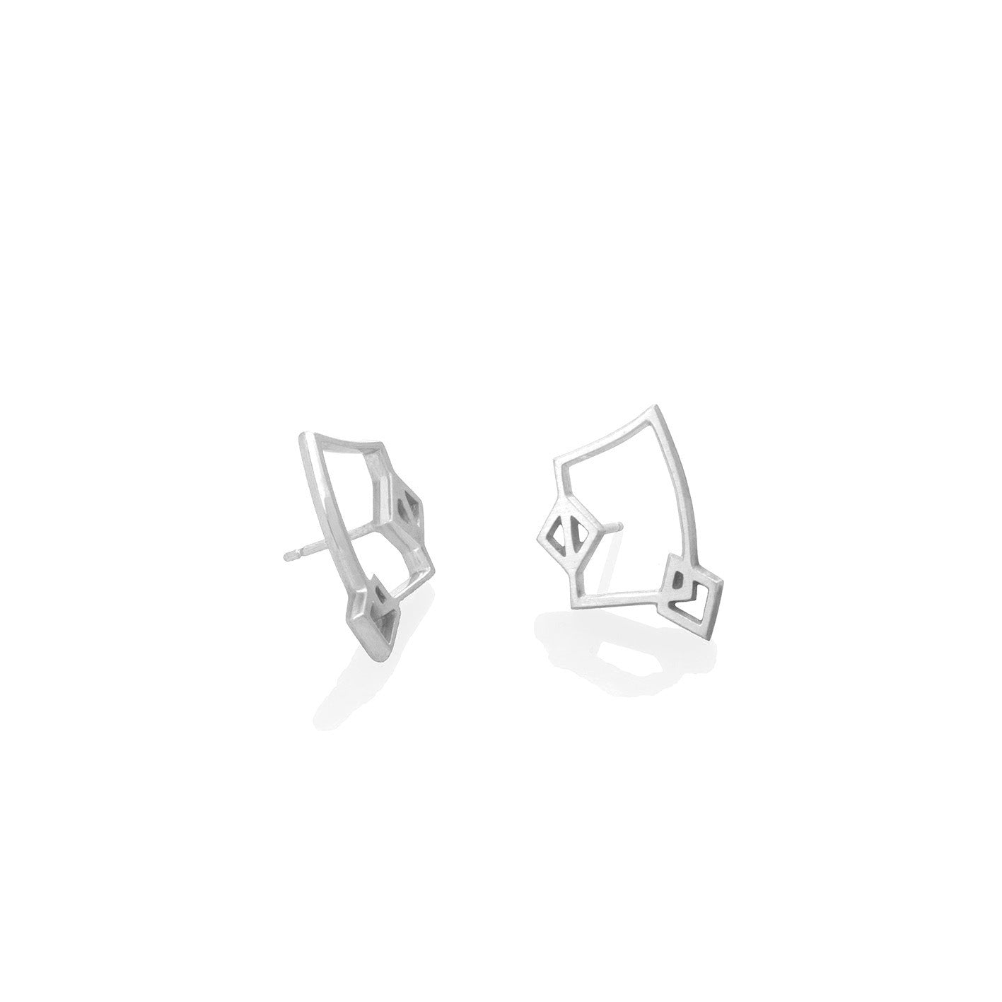 Aretes rombos mediano en plata 925, foto con vista frontal. Joyería artesanal inspirada en simetría y equilibrio. Diseños exclusivos, hecho en Colombia por Mariana Shuk.