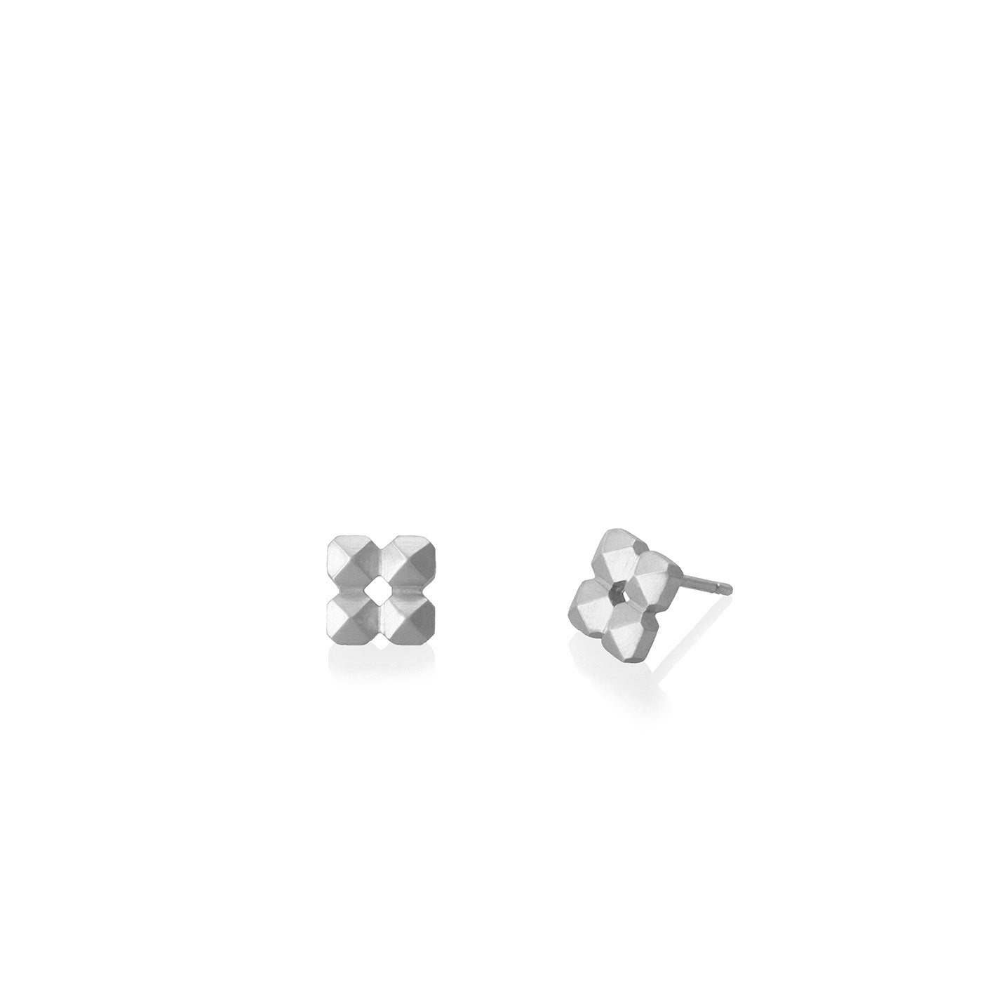 Aretes taches cuadrado en plata 925, vista frontal. Joyería de autor, hecho en Colombia por Mariana Shuk.