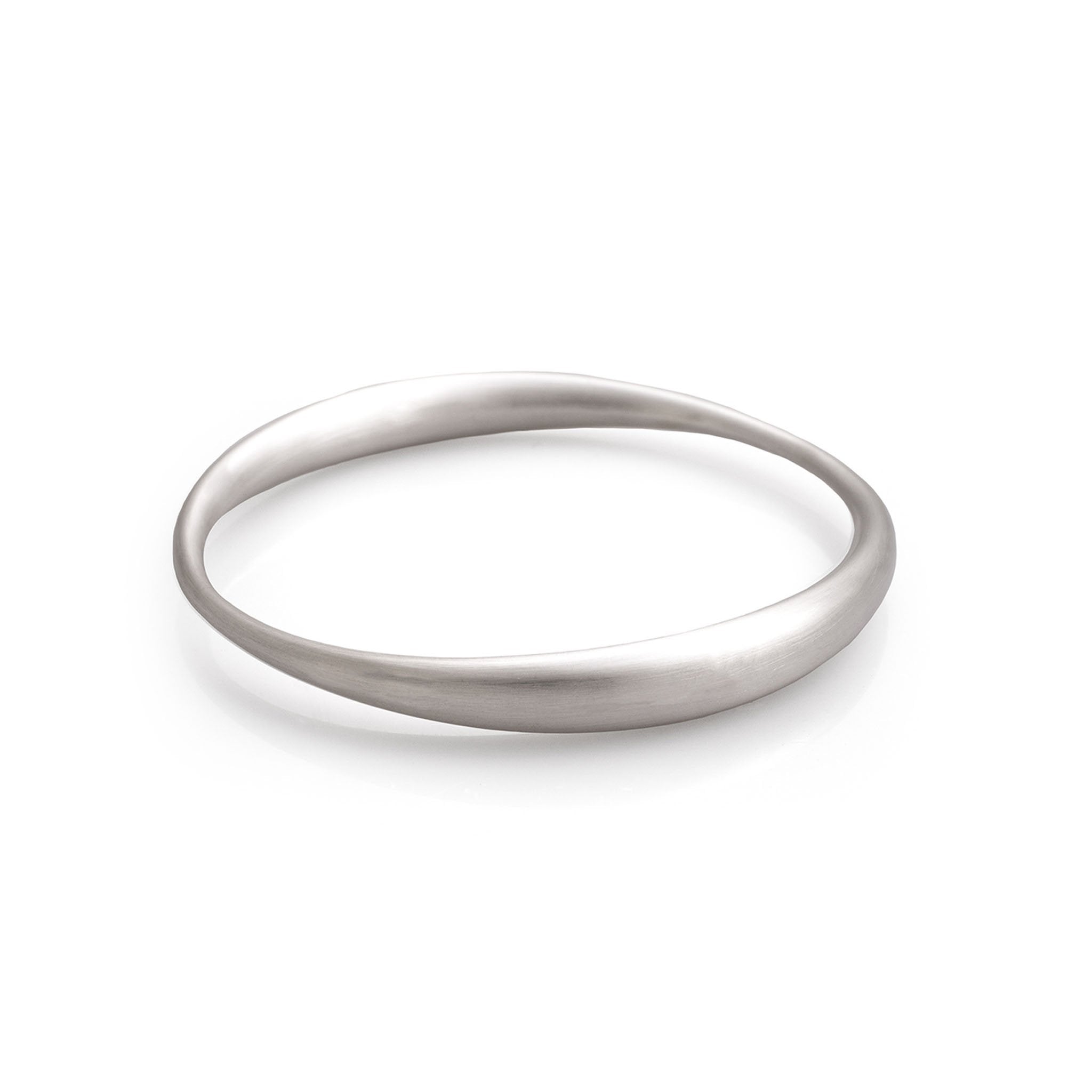 Brazalete contínuo en plata, foto con vista frontal. Joyería artesanal inspirada en la simetría y el movimiento. Diseños exclusivos, hecho en Colombia por Mariana Shuk.