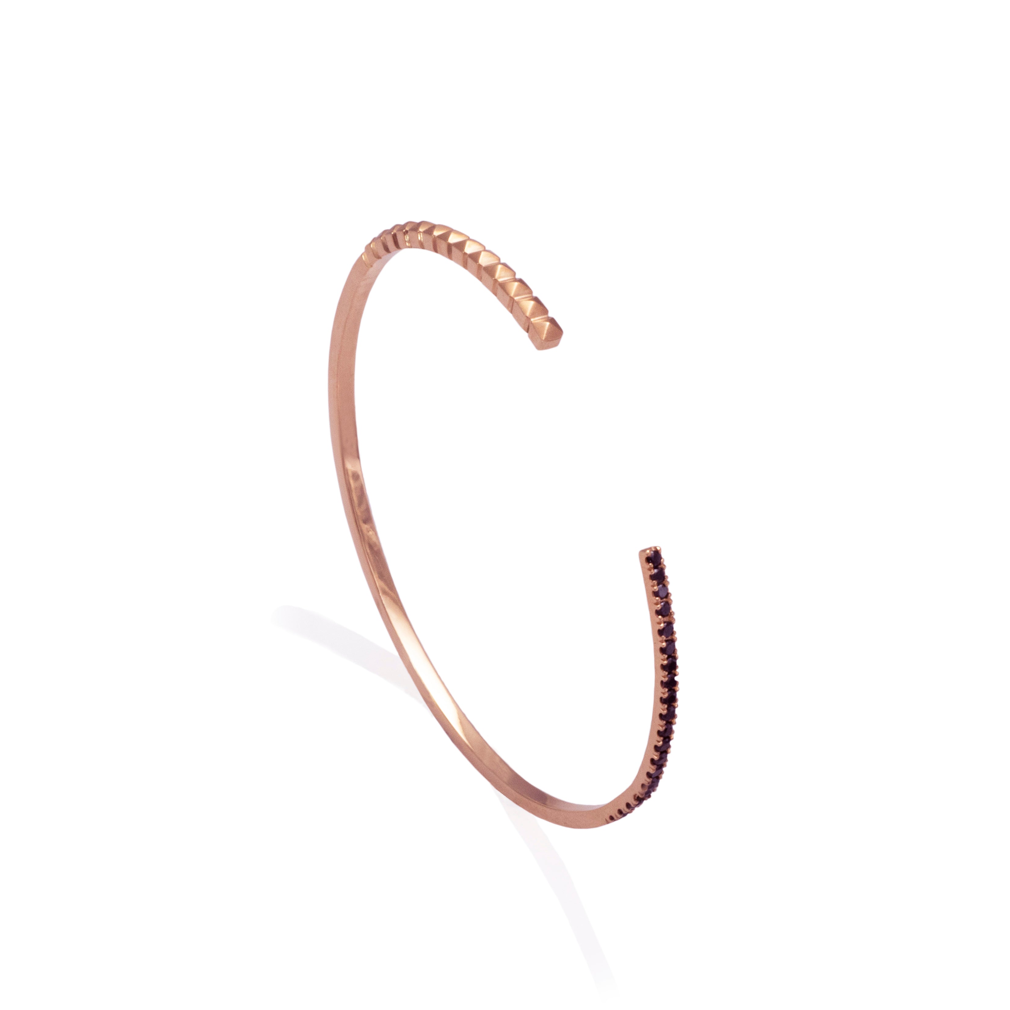 Brazalete en oro rosado 18k con diamantes negros vista frontal, joyería de autor, hecho en Colombia por Mariana Shuk.