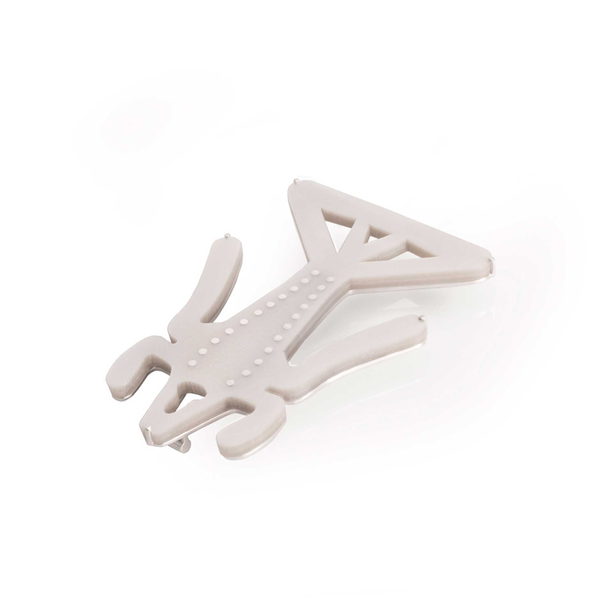 Broche langosta precolombina en acrílico blanco perlescente y plata, foto con vista frontal. Joyería artesanal inspirada en figuras zoomorfas del arte precolombino. Diseños exclusivos, hecho en Colombia por Mariana Shuk.