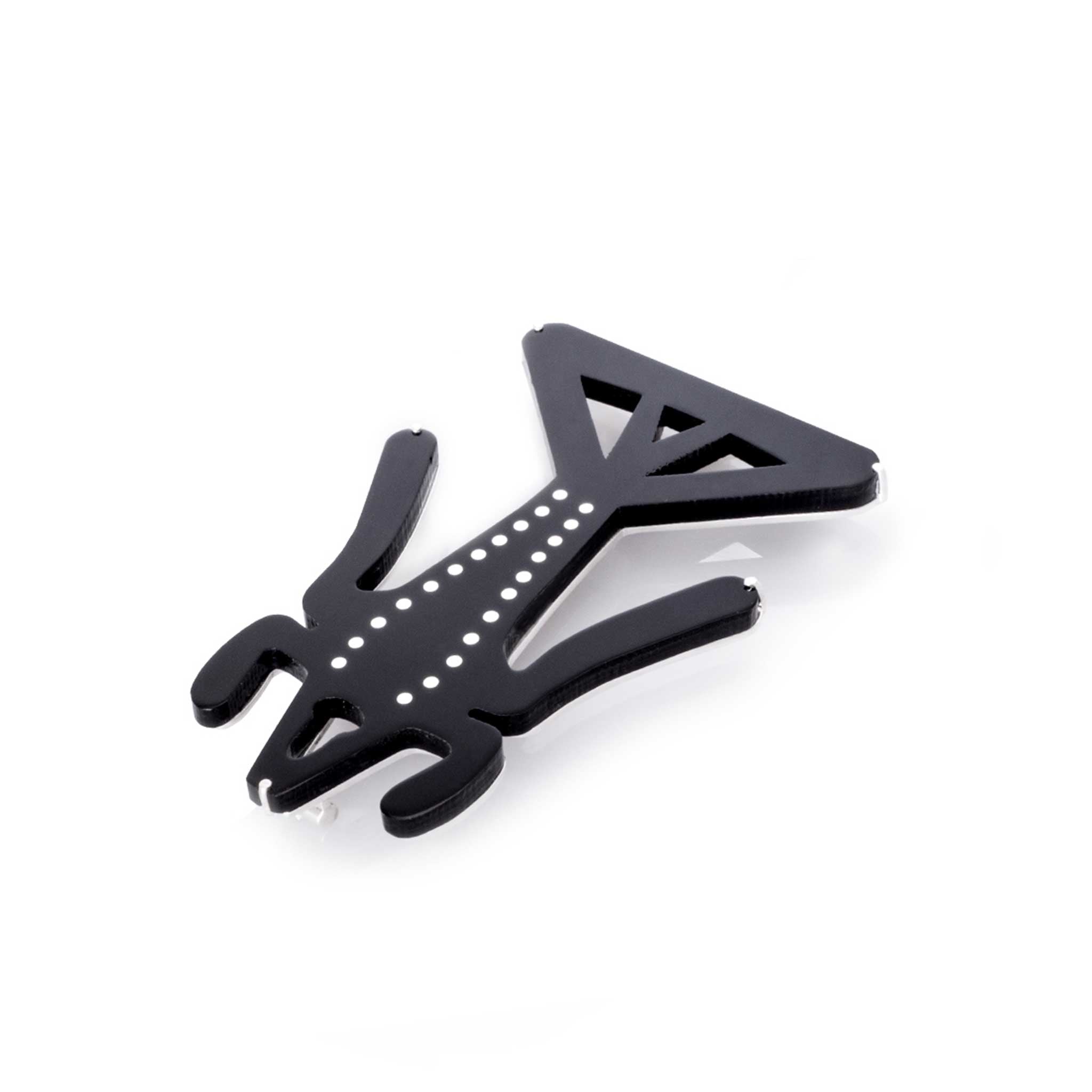 Broche langosta precolombina en acrílico negro y plata, foto con vista frontal. Joyería artesanal colombiana inspirada en símbolos ancestrales. Diseños exclusivos, hecho en Colombia por Mariana Shuk.