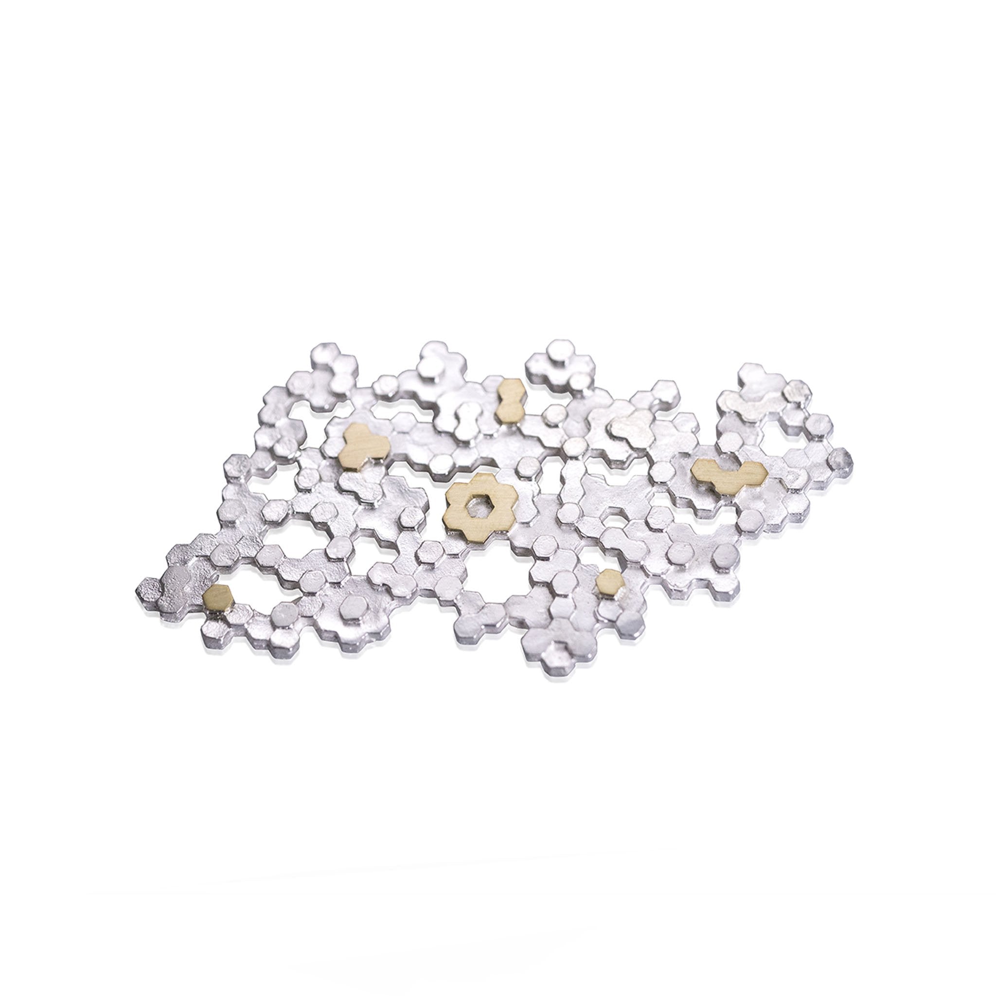 Broche mancha en plata 925 y oro amarillo 18k, foto frontal. Joyería de autor, hecho en Colombia por Mariana Shuk.