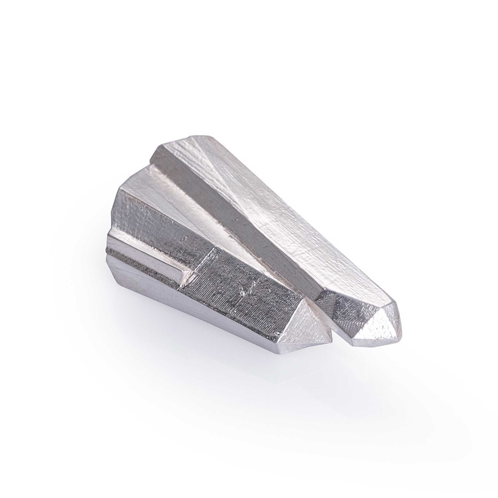 Broche replica cuarzo B, artesanal en plata 925 inspirado en cuarzo, diseño geométrico contemporáneo hecho a mano en Colombia por Mariana Shuk.