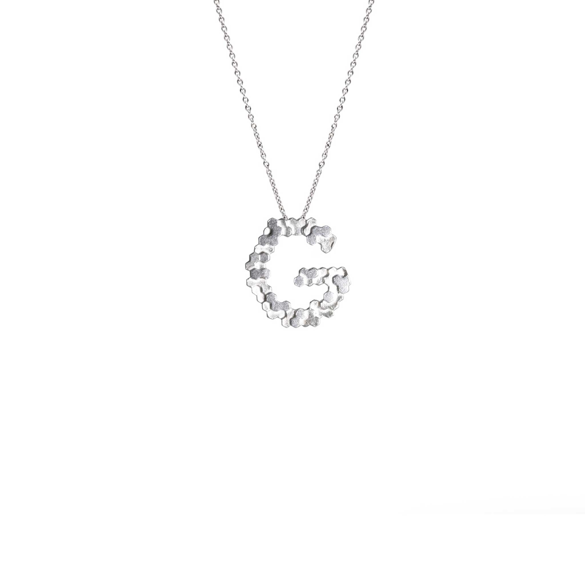 Cadena con dije inicial G en plata 925 con cadena italiana, foto con vista frontal. Joyería contemporánea artesanal hecha a mano en Colombia por Mariana Shuk.