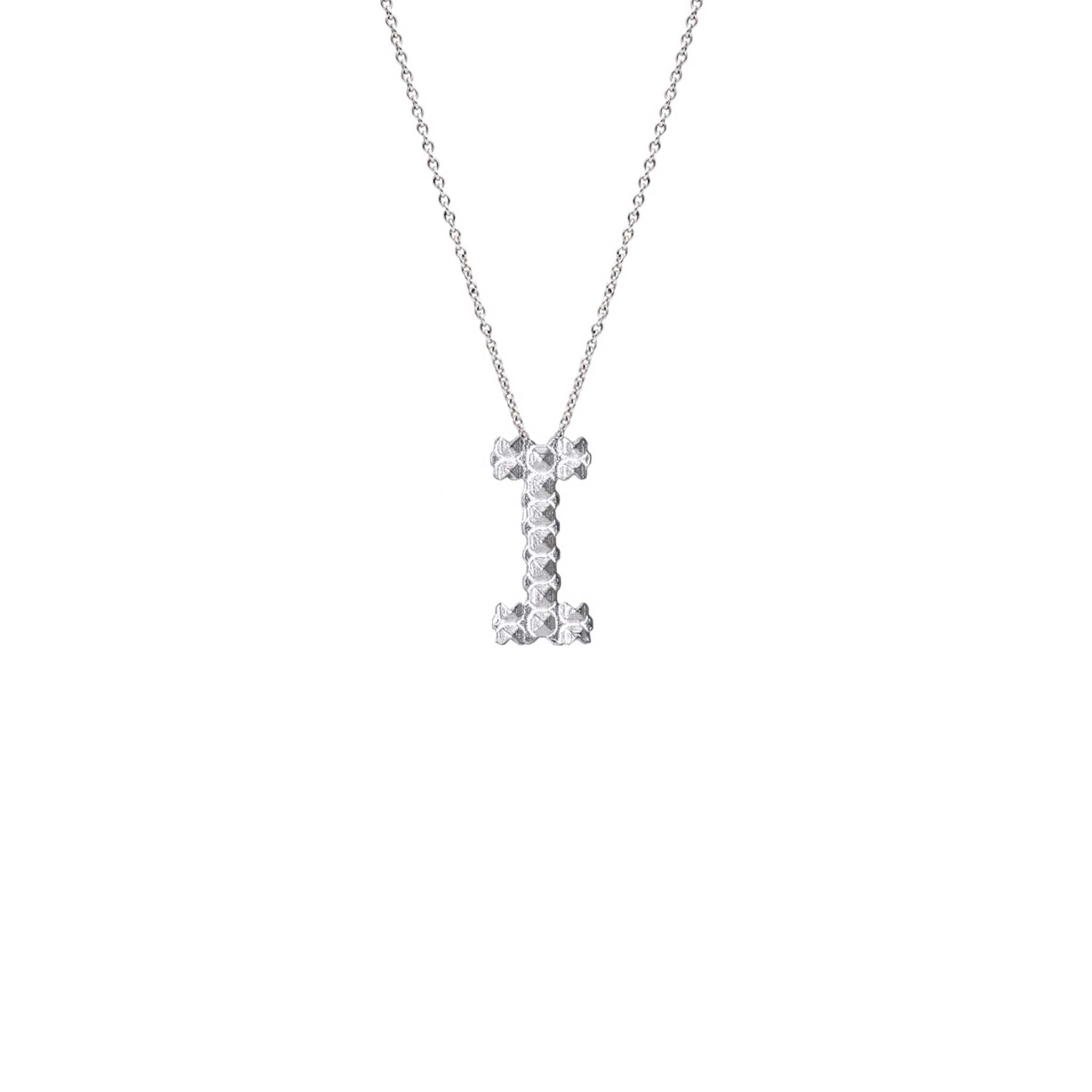 Cadena con dije inicial I en plata 925 con cadena italiana, foto con vista frontal. Joyería contemporánea artesanal hecha a mano en Colombia por Mariana Shuk.