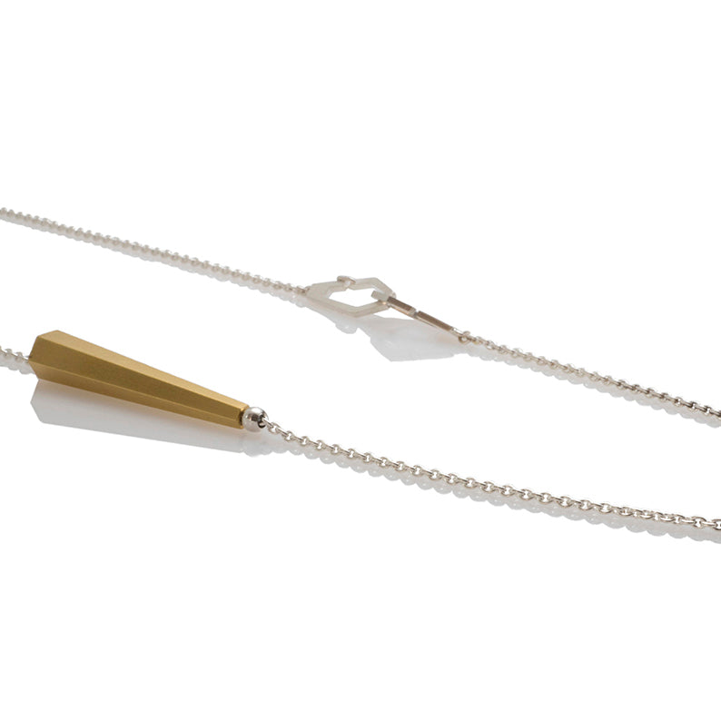 Cadena con tubo cono hex en oro vermeil, foto con vista frontal zoom. Joyería artesanal con diseño geométrico. Diseños exclusivos, hecho en Colombia por Mariana Shuk.