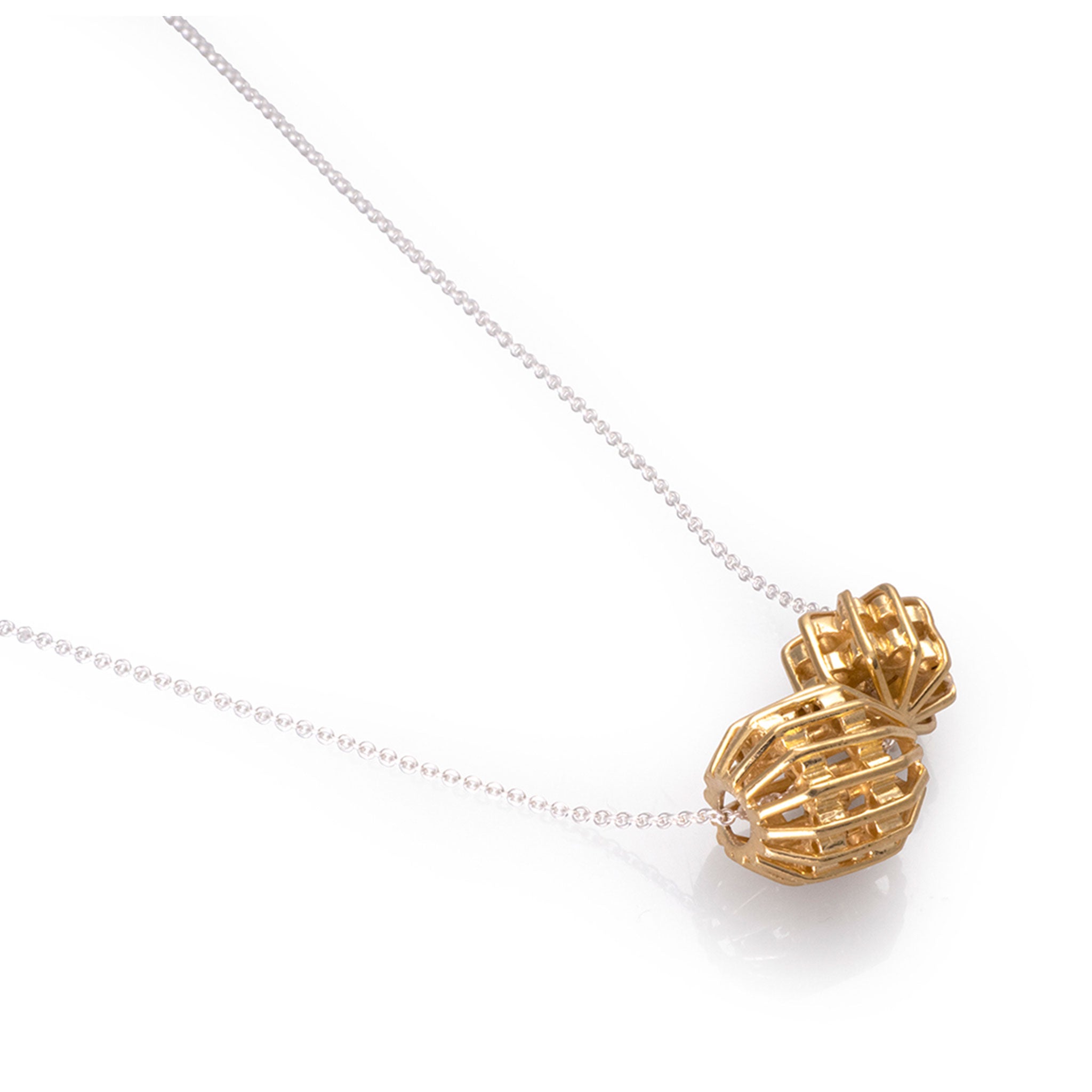 Cadena Dos Globos en plata, foto frontal. Joyería de autor, hecho en Colombia por Mariana Shuk.