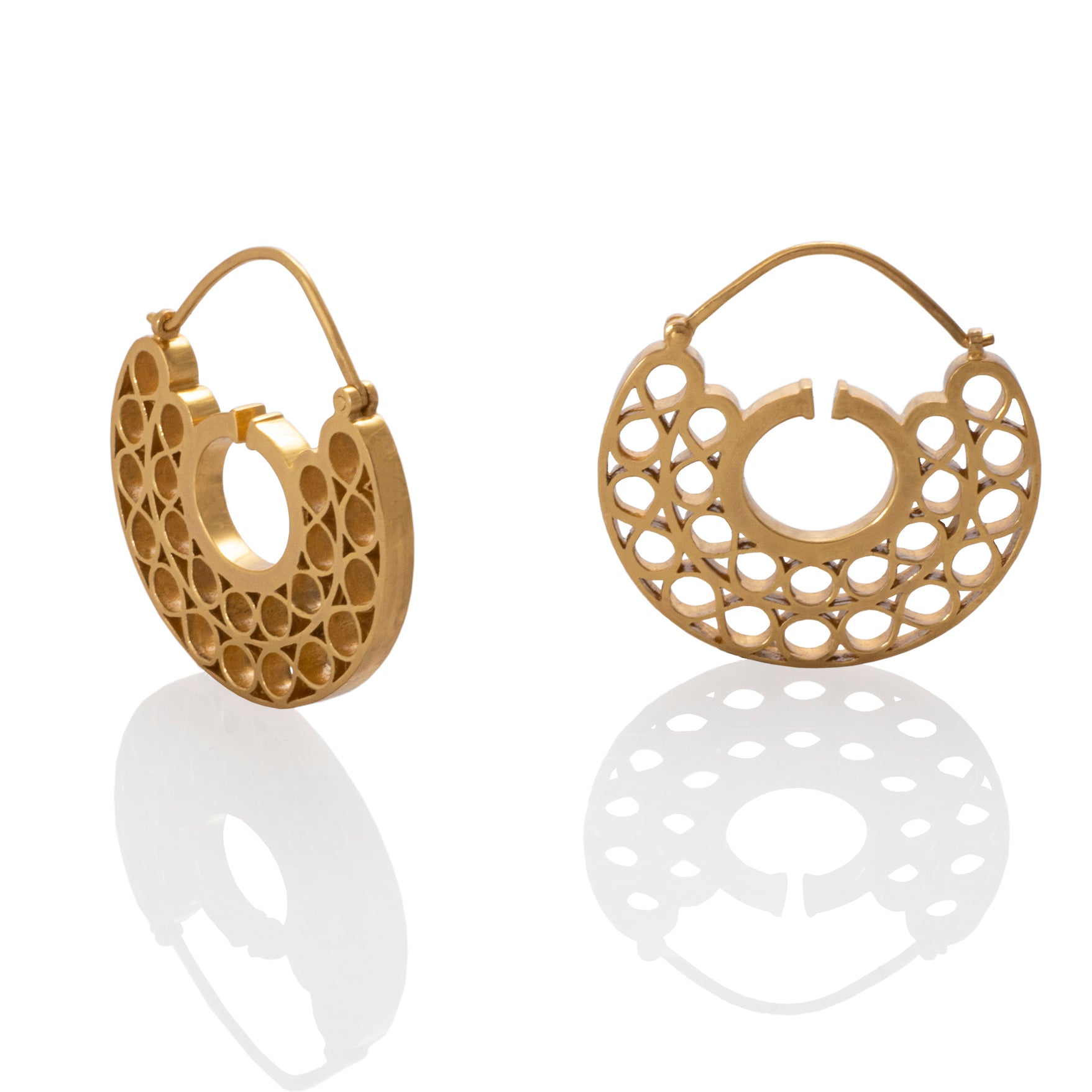 Candongas nariguera precolombina con huecos en plata con enchape en oro amarillo, foto con vista frontal zoom. Joyería artesanal inspirada en símbolos ancestrales. Diseños exclusivos, hecho en Colombia por Mariana Shuk.