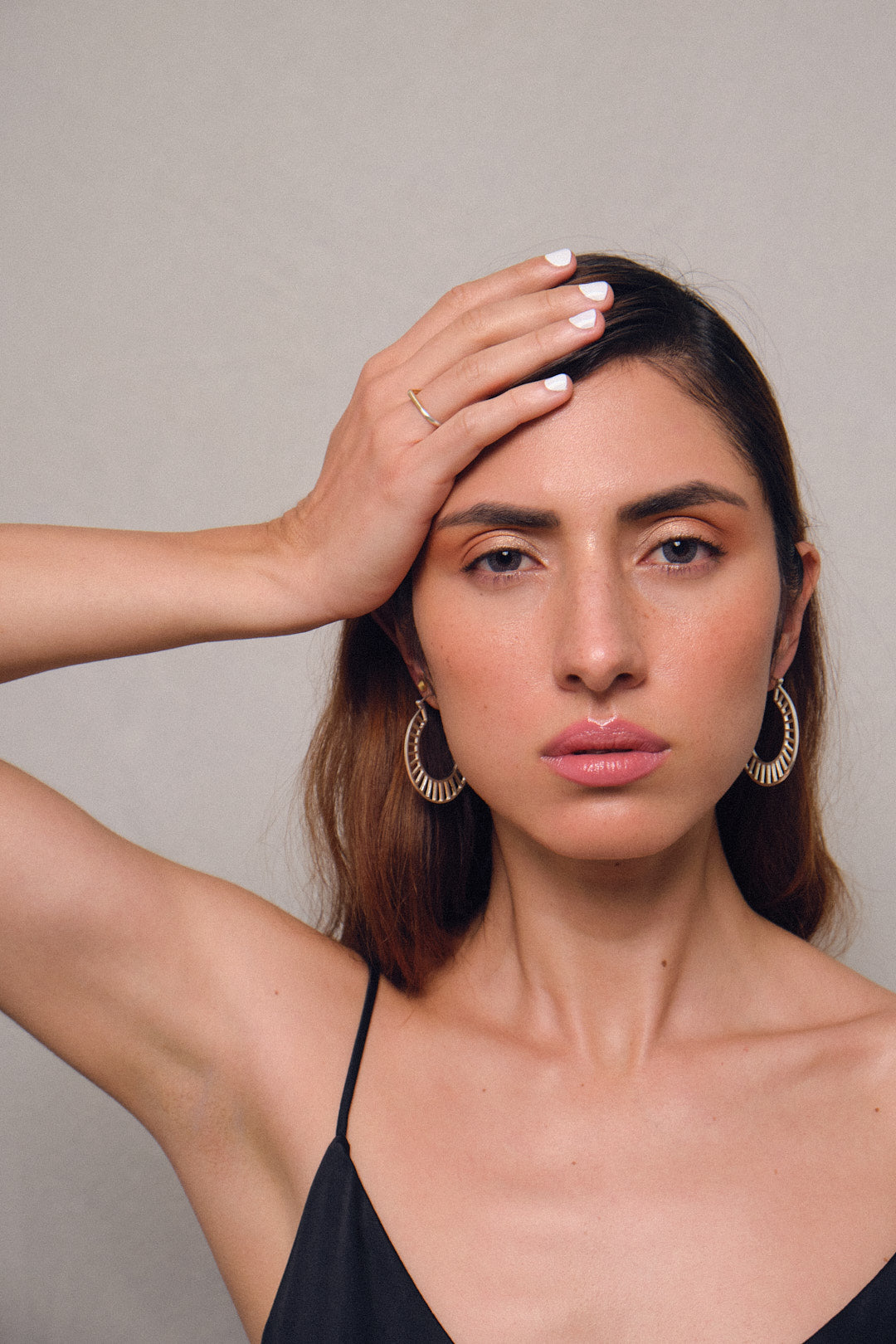 Candongas senefa curva en plata con enchape en oro amarillo, foto con anillo punta y con modelo. Joyería artesanal colombiana con diseño ancestral y contemporáneo. Diseños exclusivos, hecho en Colombia por Mariana Shuk.