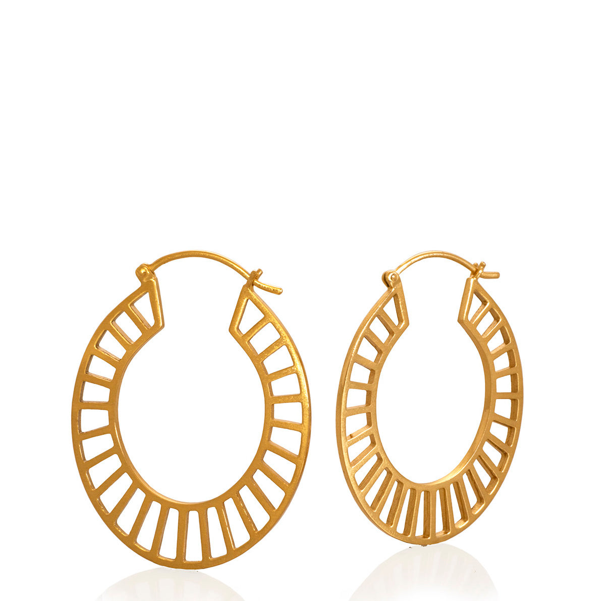 Candongas senefa curva en plata con enchape en oro amarillo, foto con vista frontal zoom. Joyería artesanal inspirada en arte precolombino. Diseños exclusivos, hecho en Colombia por Mariana Shuk.