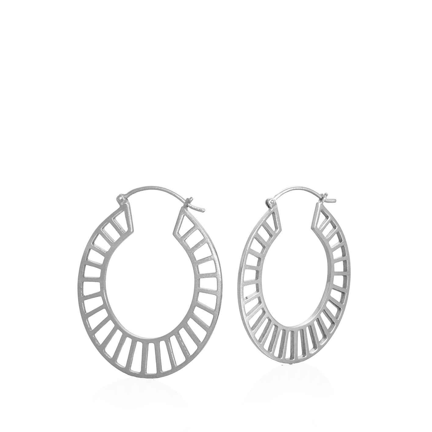 Candongas senefa curva en plata, foto con vista frontal. Joyería artesanal inspirada en arte precolombino. Diseños exclusivos, hecho en Colombia por Mariana Shuk.