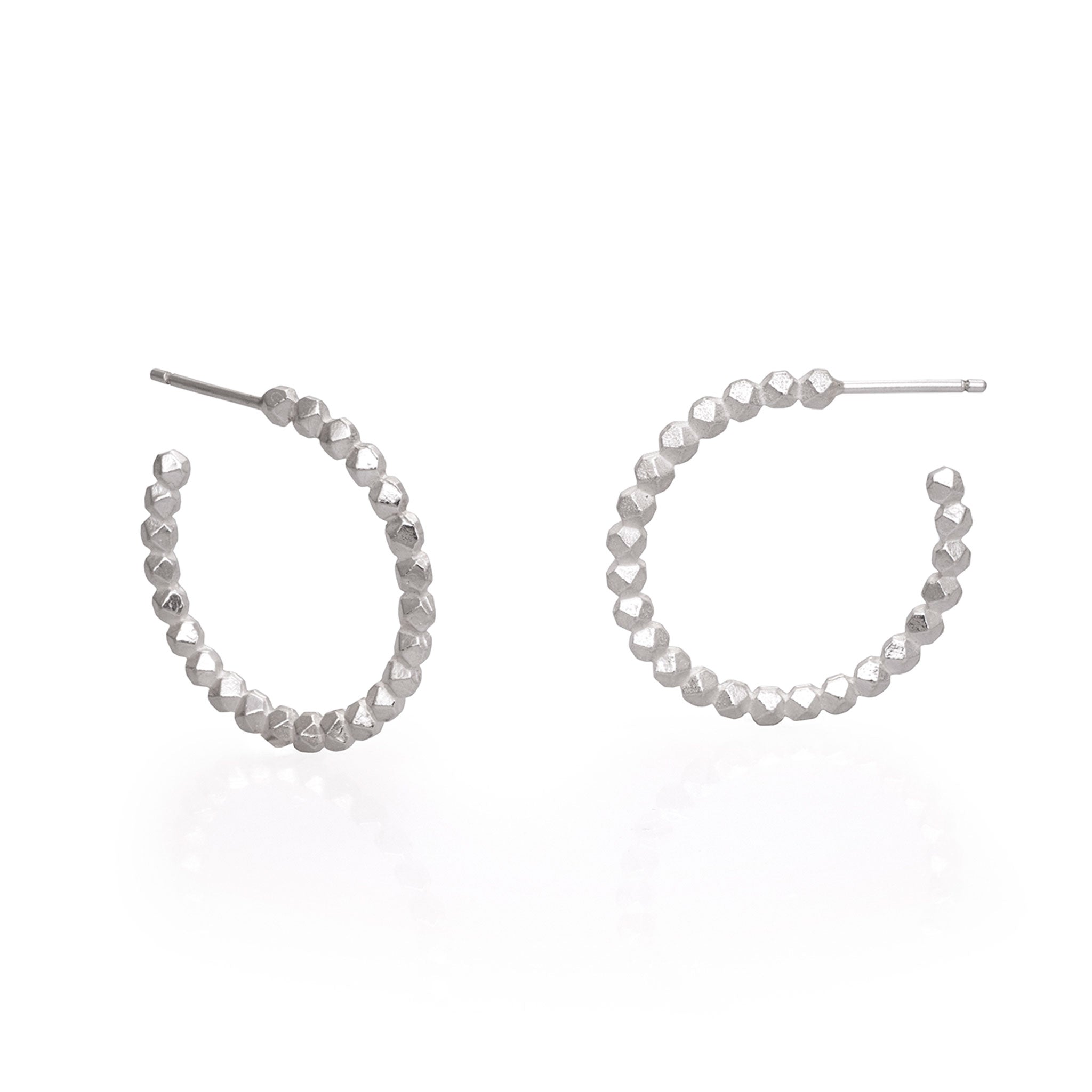 Candongas taches 28mm en plata 925, vista frontal. Joyería de autor, hecho en Colombia por Mariana Shuk.