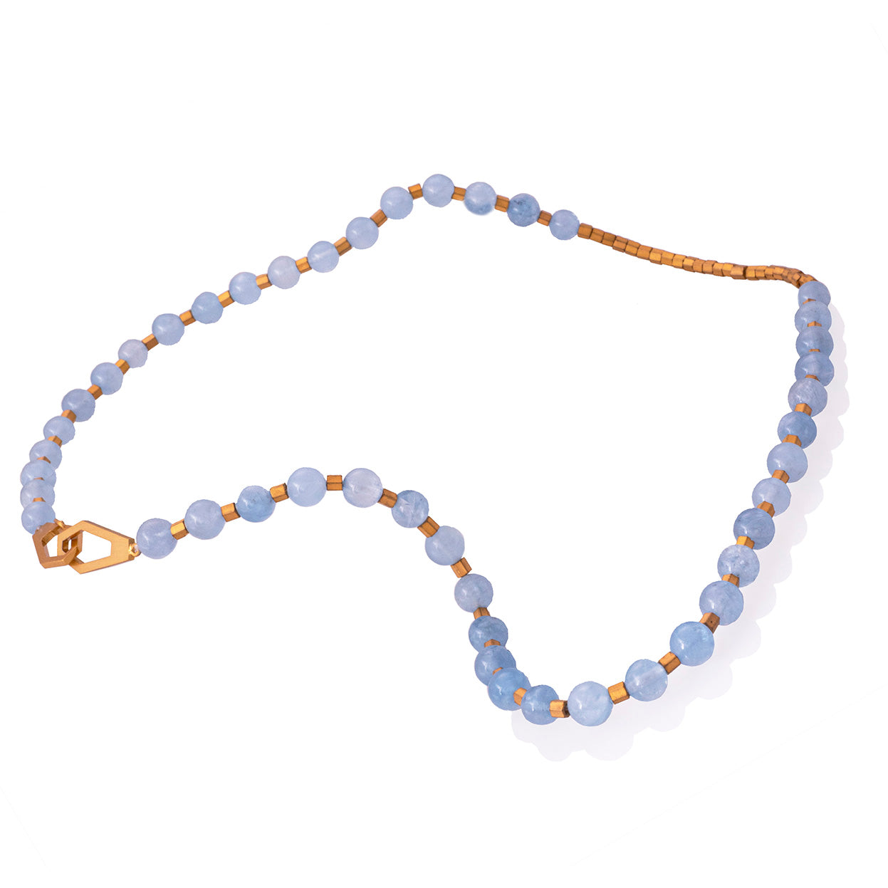 Collar aguamarina lisa en vermeil, foto con vista superior 6mm. Joyería artesanal inspirada en movimiento y luz. Diseños exclusivos, hecho en Colombia por Mariana Shuk.