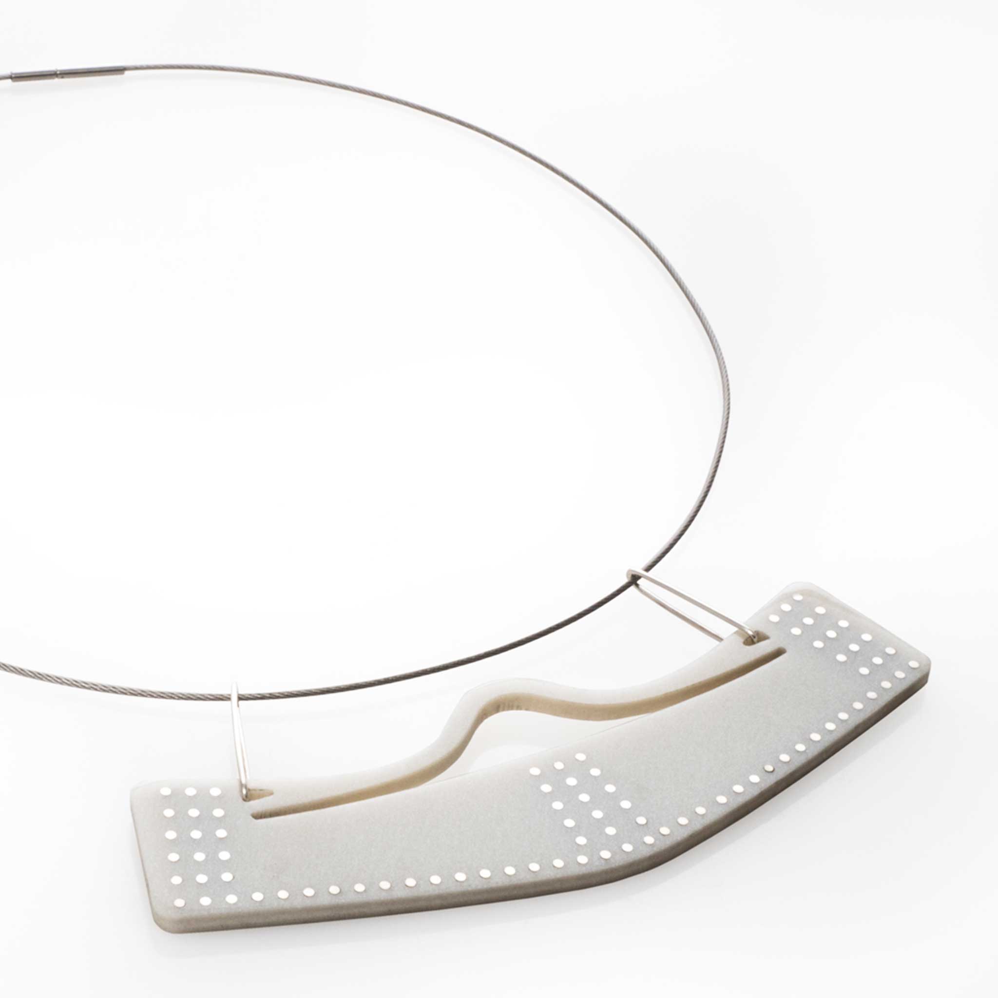 Collar con dije vuelo abierto en acrílico perlado blanco, foto con vista frontal. Joyería artesanal contemporánea inspirada en arte precolombino. Diseños exclusivos, hecho en Colombia por Mariana Shuk.