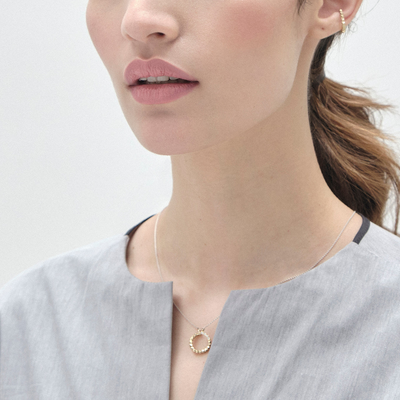 Collar con dije círculo taches en oro 18k con diamantes GH-VS, vista con modelo. Joyería de autor por Mariana Shuk.