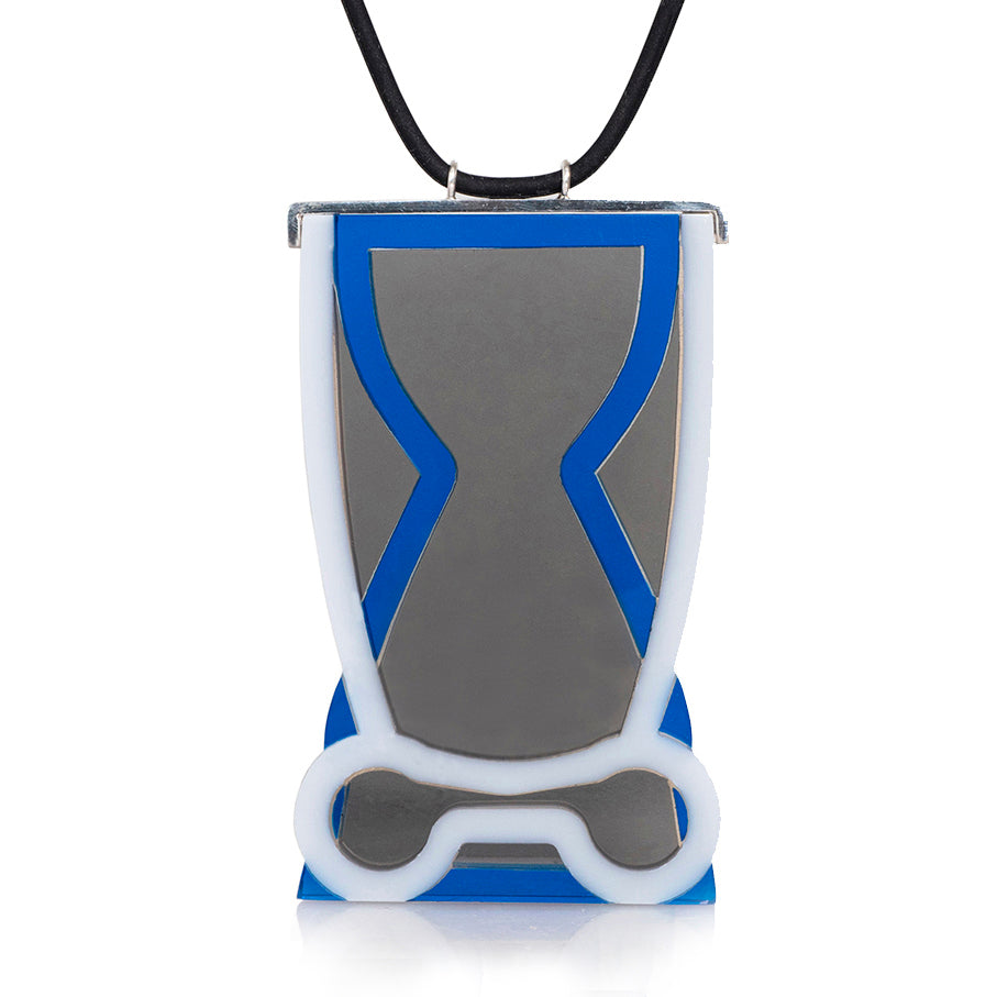 Collar con dije Vessels gris azul humo, foto con vista frontal zoom. Joyería artesanal en acrílico y plata con soporte en neopreno. Diseños exclusivos, hecho en Colombia por Mariana Shuk.