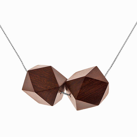 Collar dos poliedros ébano, foto con vista frontal zoom. Joyería artesanal inspirada en dualidad y simetría. Diseños exclusivos, hecho en Colombia por Mariana Shuk.