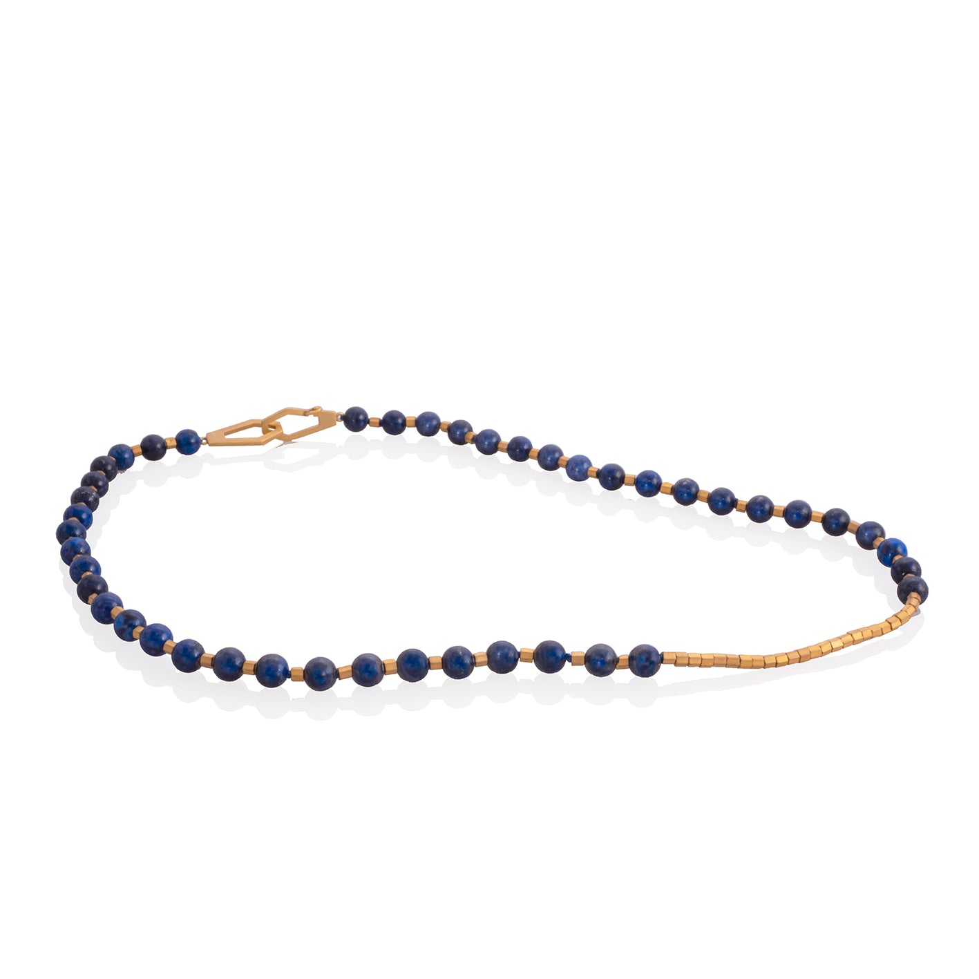 Collar lapislázuli en vermeil, foto con vista completa. Joyería artesanal inspirada en profundidad y equilibrio. Diseños exclusivos, hecho en Colombia por Mariana Shuk.