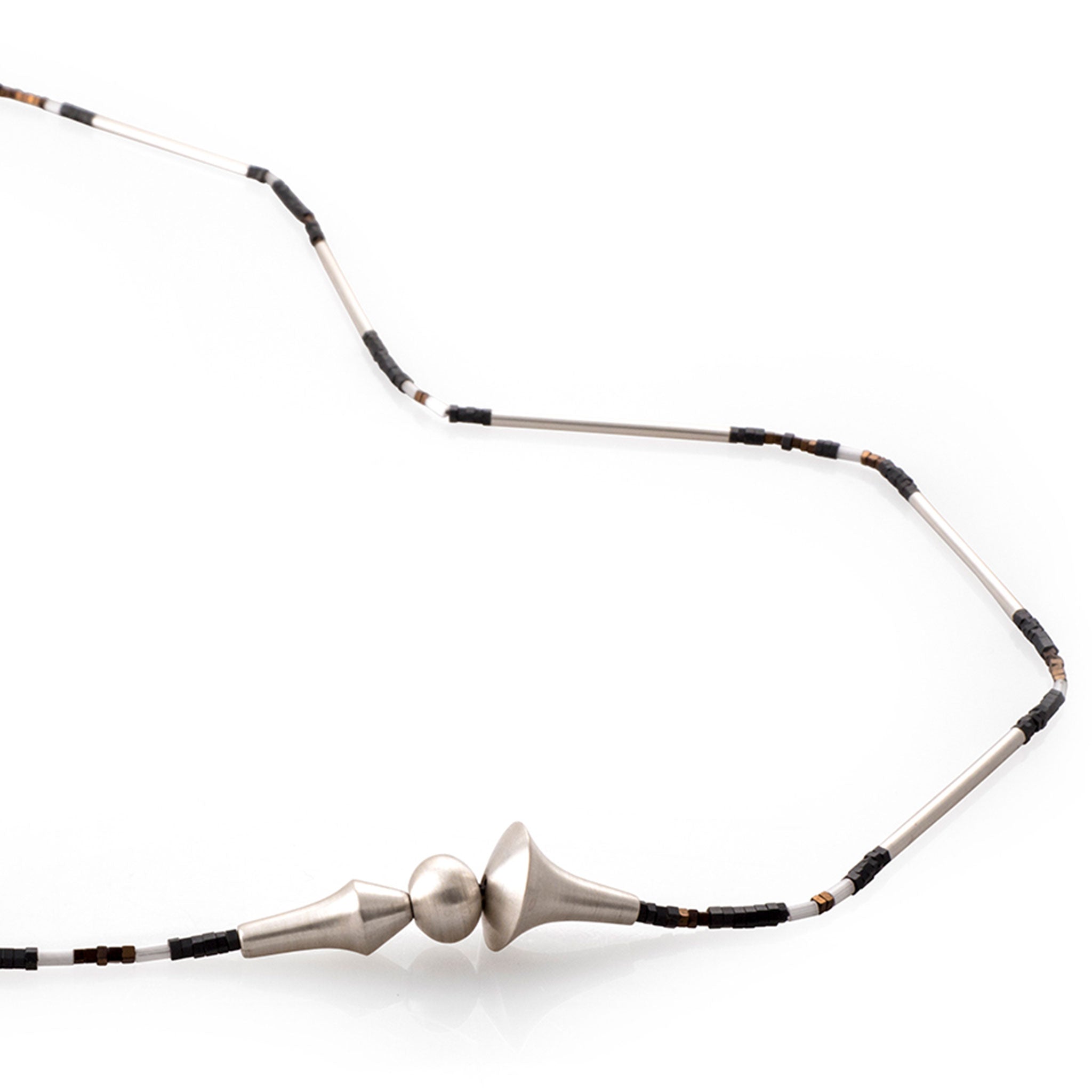 Collar Noguchi hematita y miyuki en plata, foto con vista frontal. Joyería artesanal inspirada en ritmo y textura. Diseños exclusivos, hecho en Colombia por Mariana Shuk.