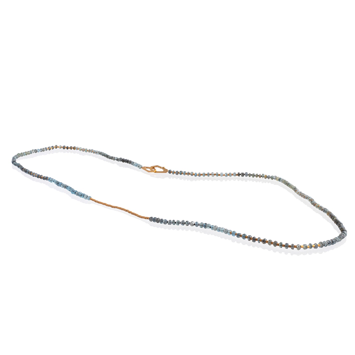 Collar secuencia aguamarina musgo en vermeil, foto con vista frontal. Joyería artesanal inspirada en equilibrio natural. Diseños exclusivos, hecho en Colombia por Mariana Shuk.